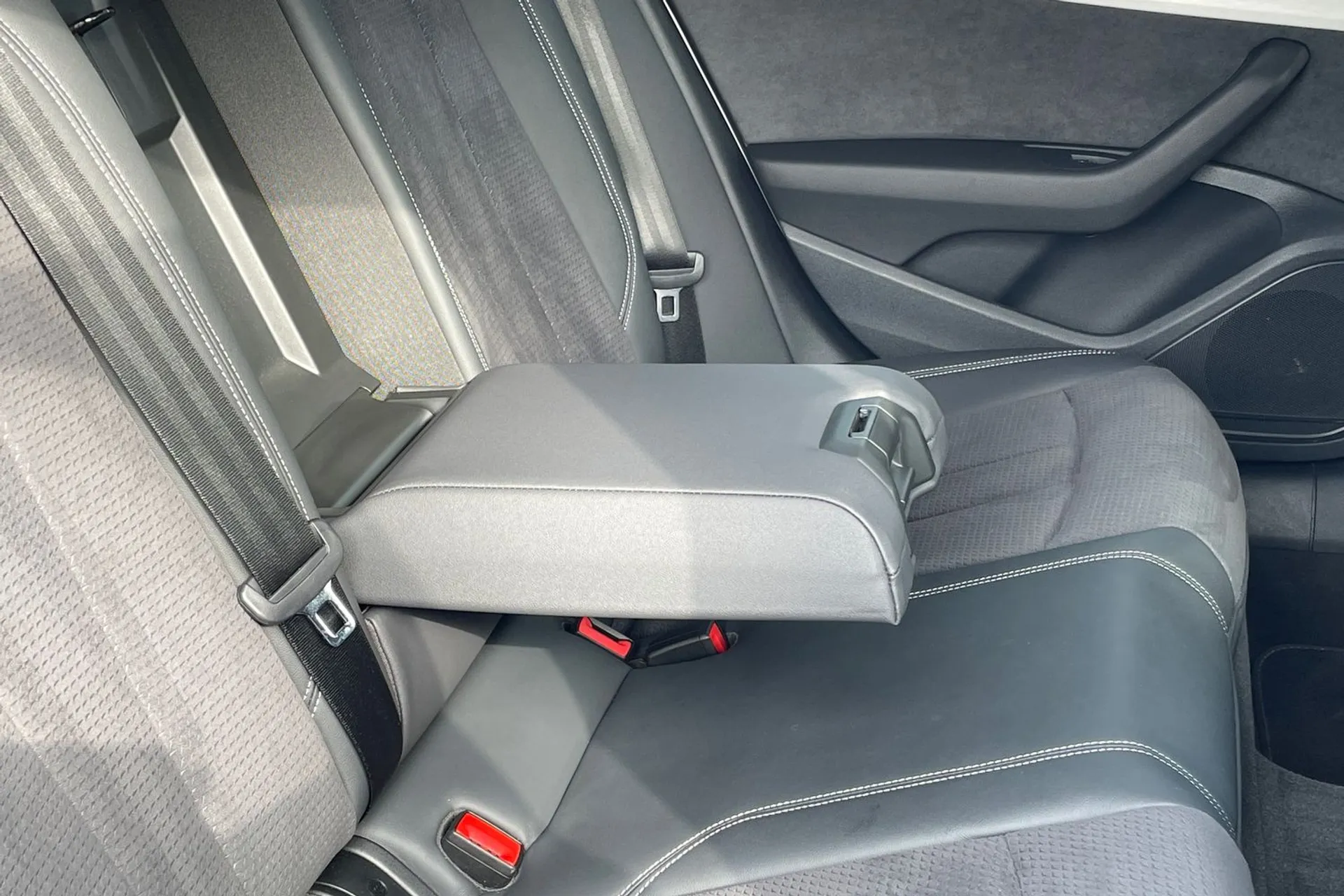 Audi A4 thumbnail image number 38