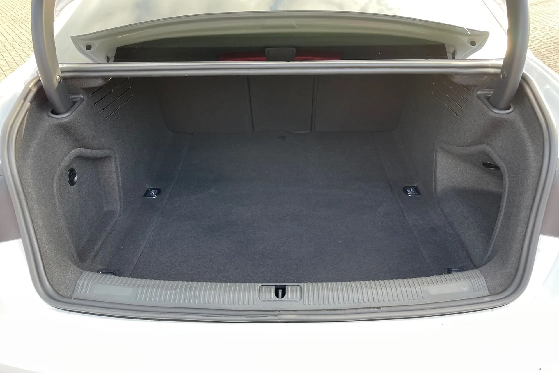 Audi A4 thumbnail image number 32