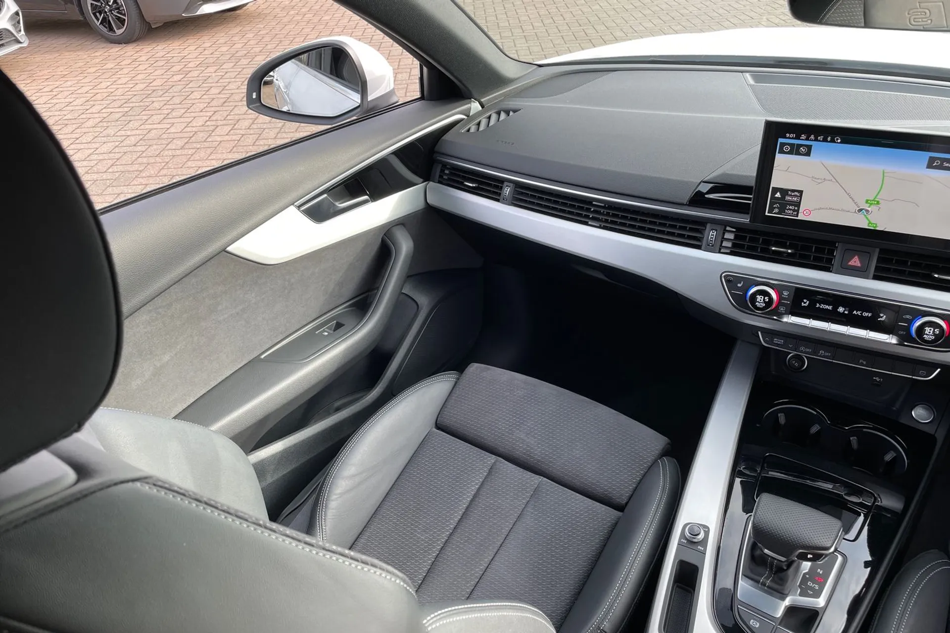 Audi A4 thumbnail image number 28