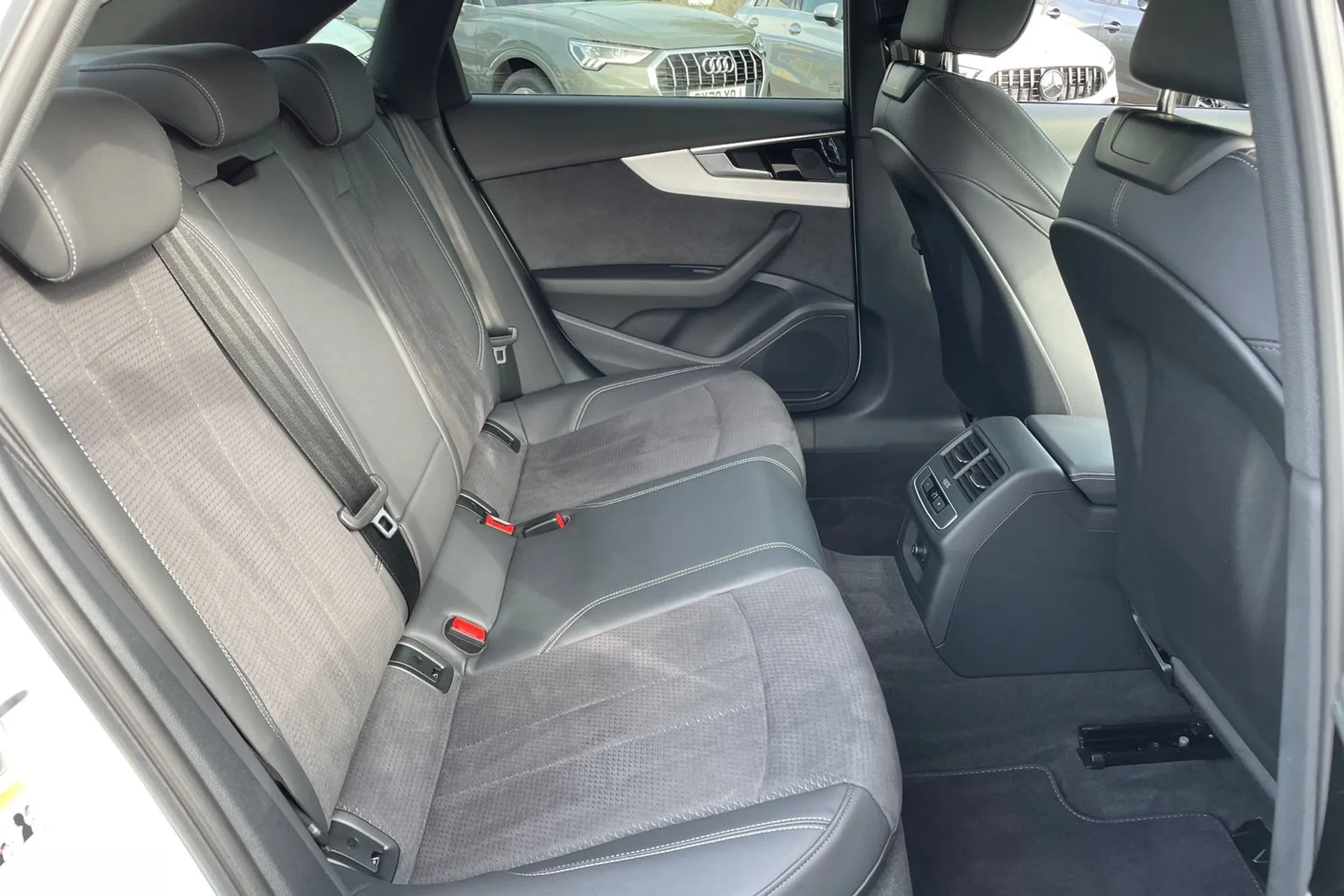 Audi A4 thumbnail image number 36
