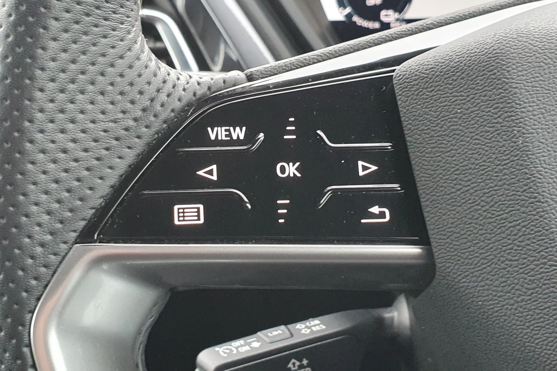 Audi Q4 thumbnail image number 18