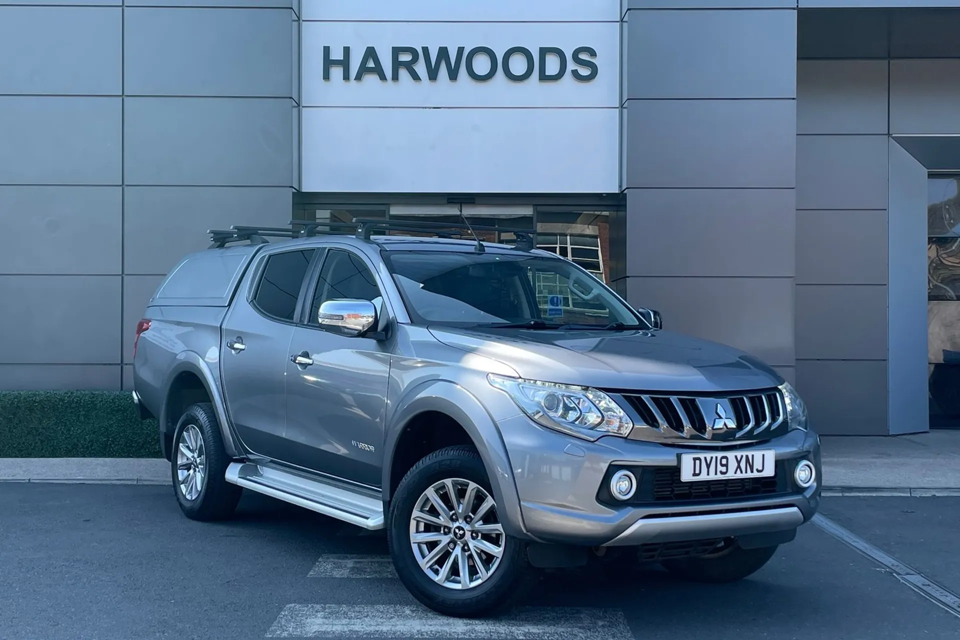 MITSUBISHI L200 focused image
