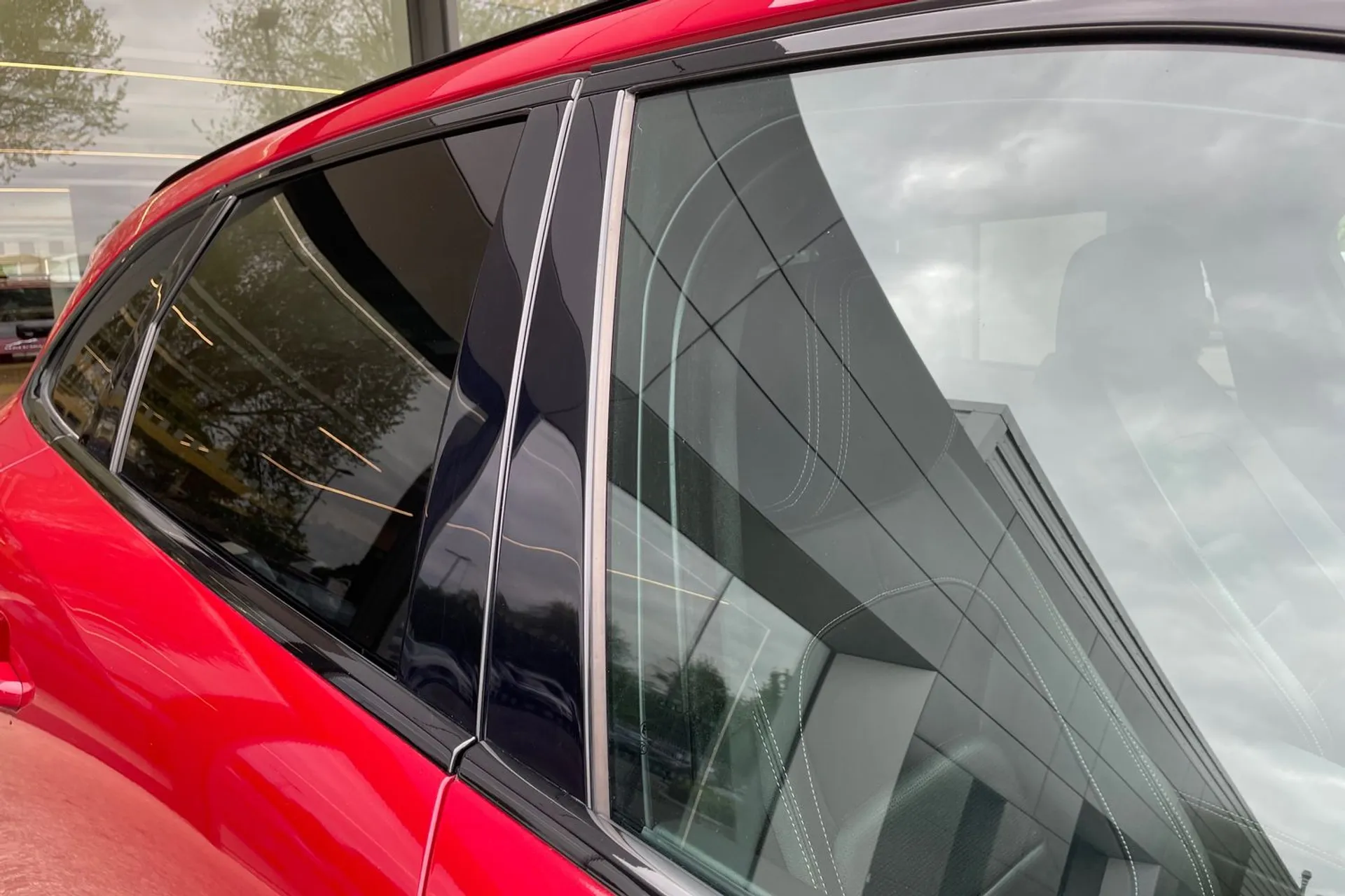 Jaguar F-PACE thumbnail image number 22