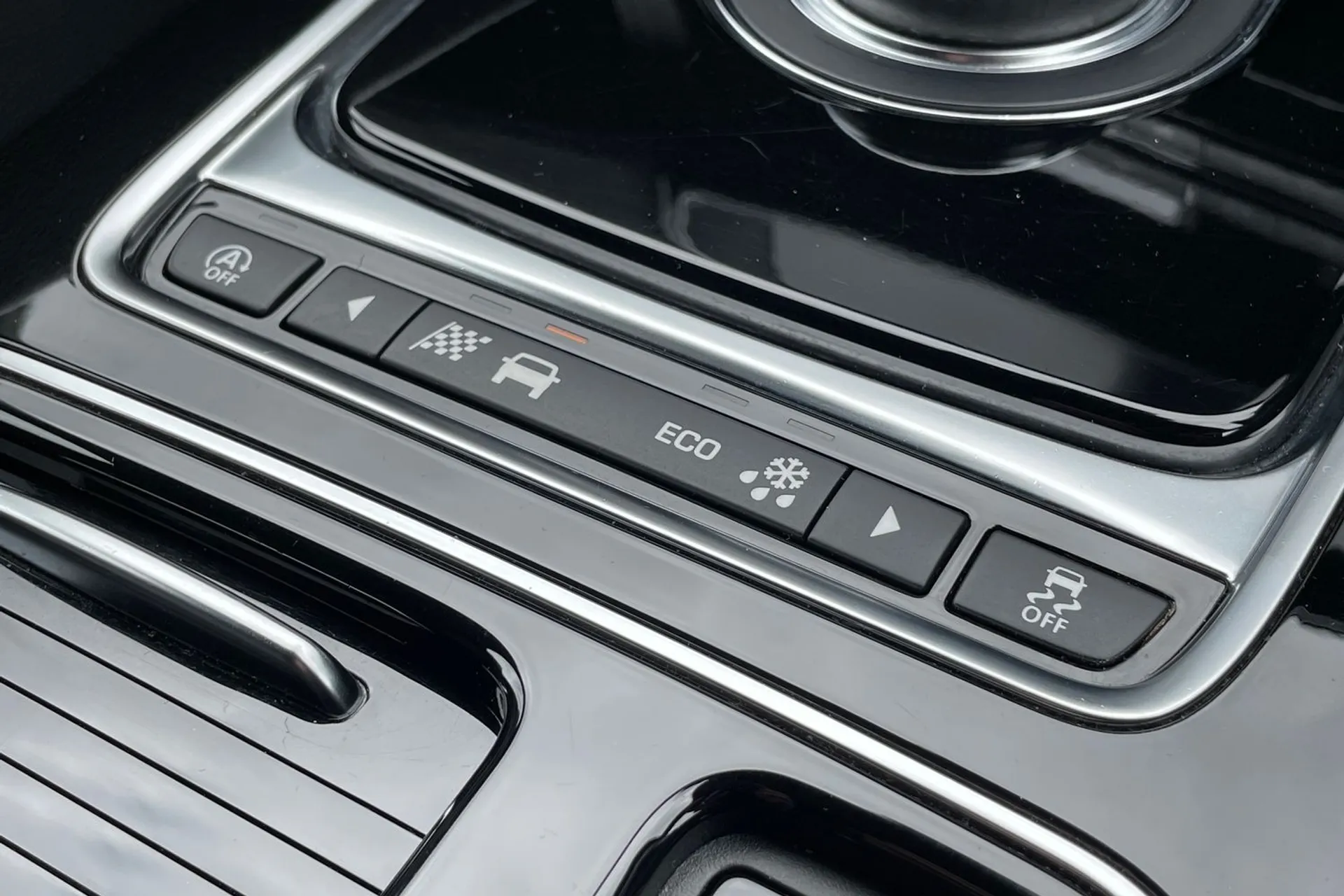 Jaguar F-PACE thumbnail image number 19
