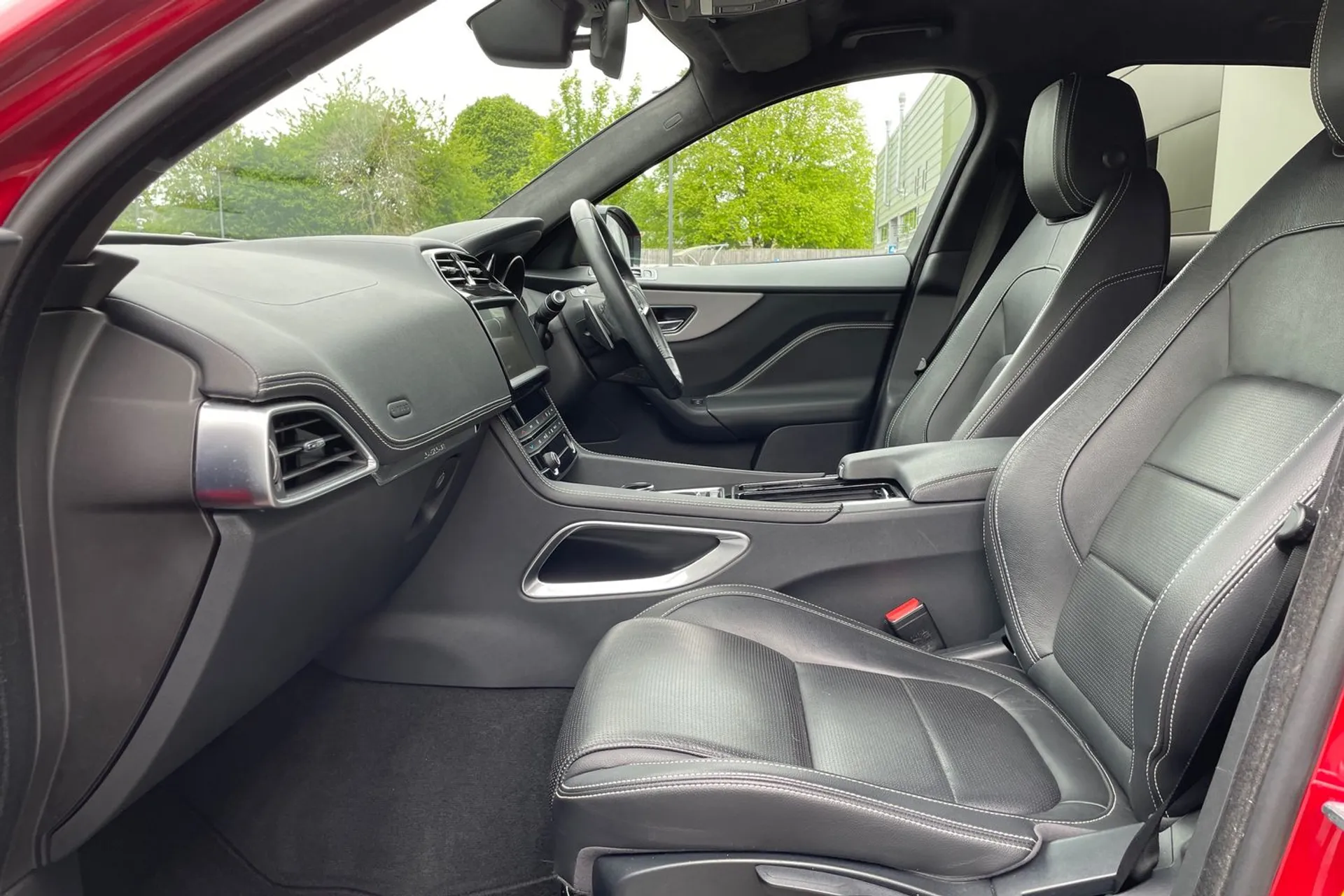 Jaguar F-PACE thumbnail image number 10