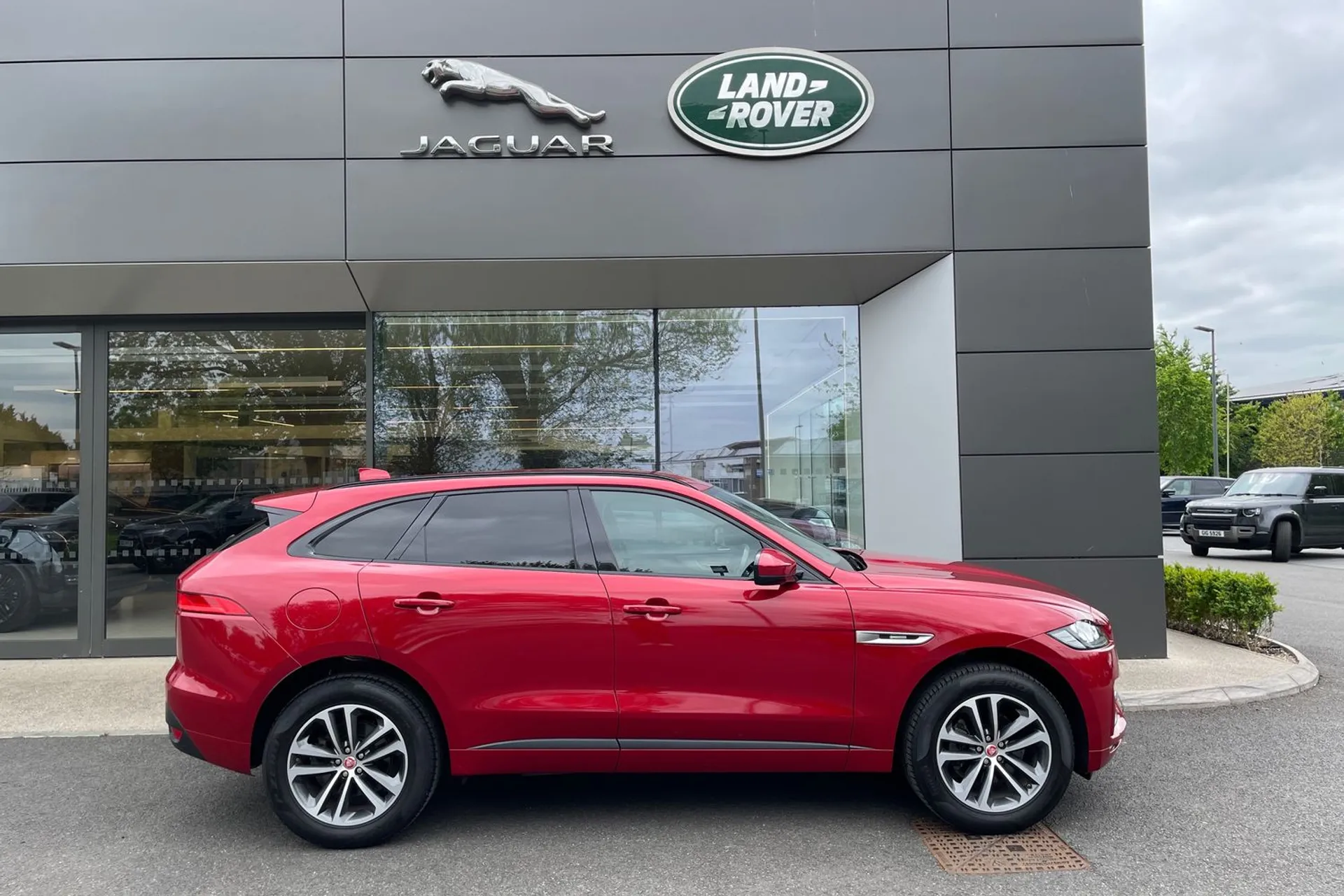 Jaguar F-PACE thumbnail image number 2