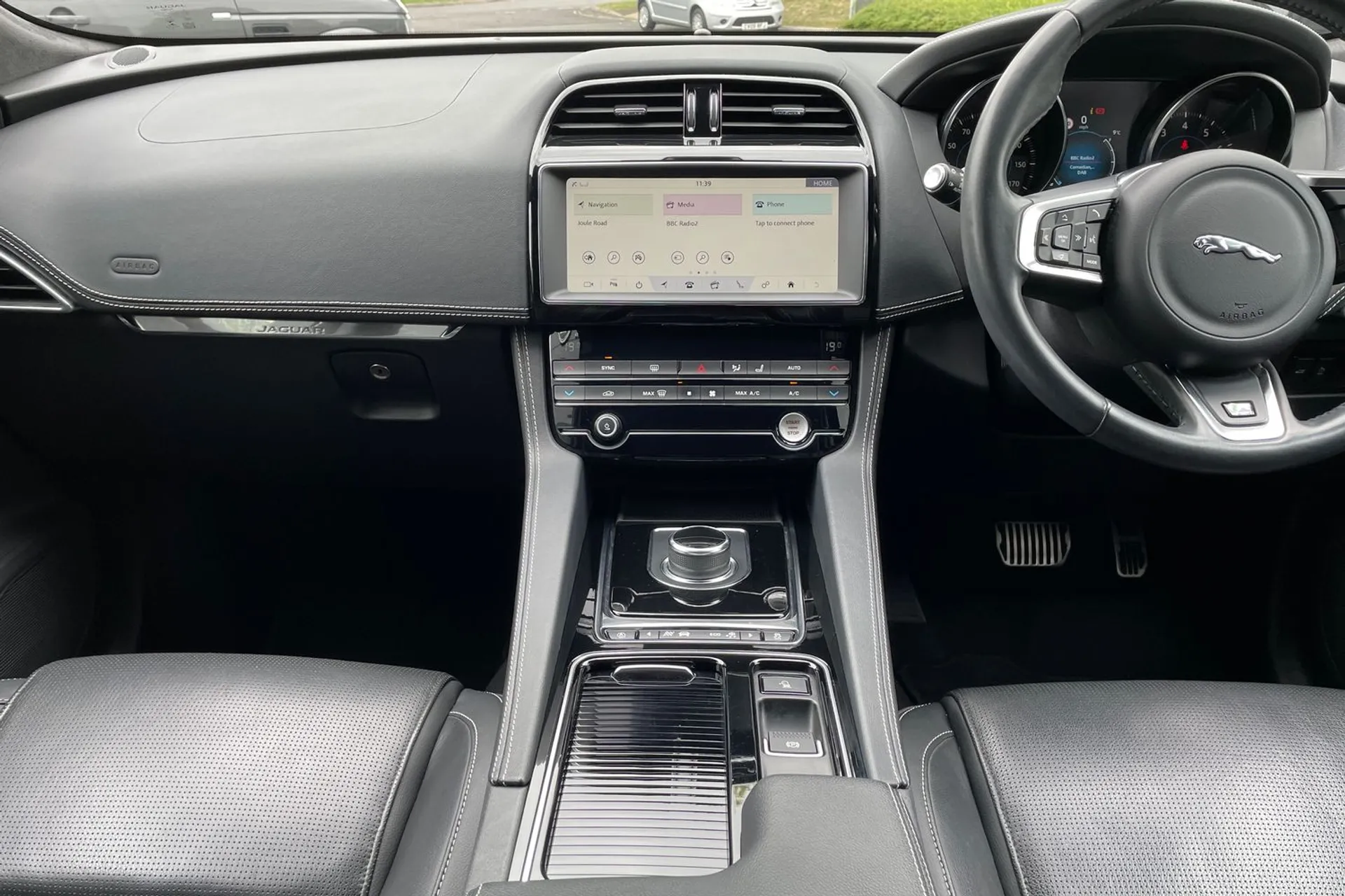 Jaguar F-PACE thumbnail image number 15