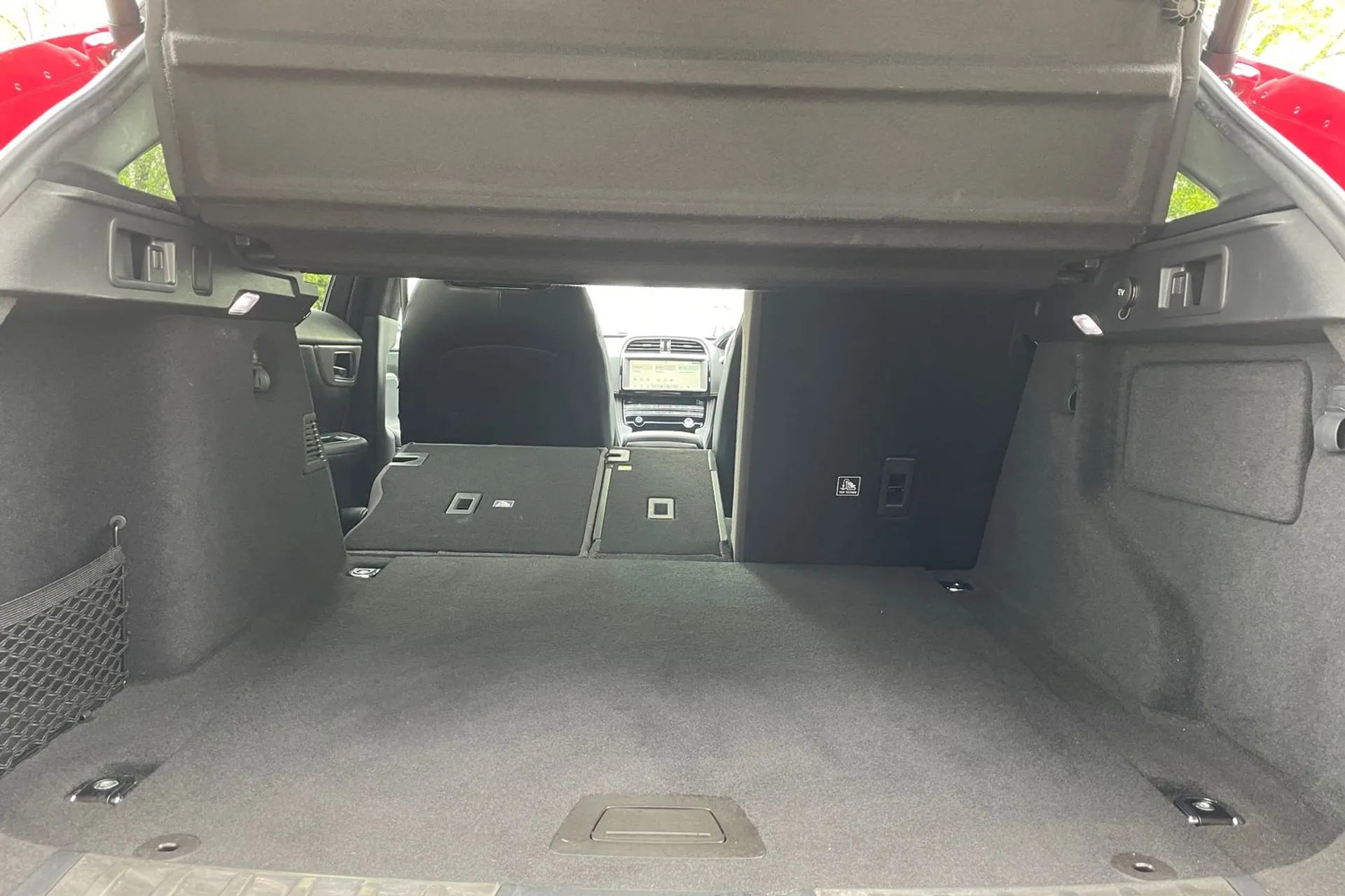 Jaguar F-PACE thumbnail image number 40