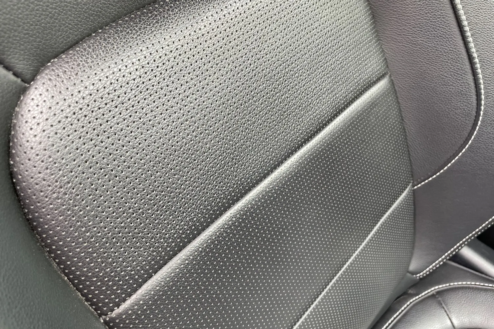 Jaguar F-PACE thumbnail image number 31
