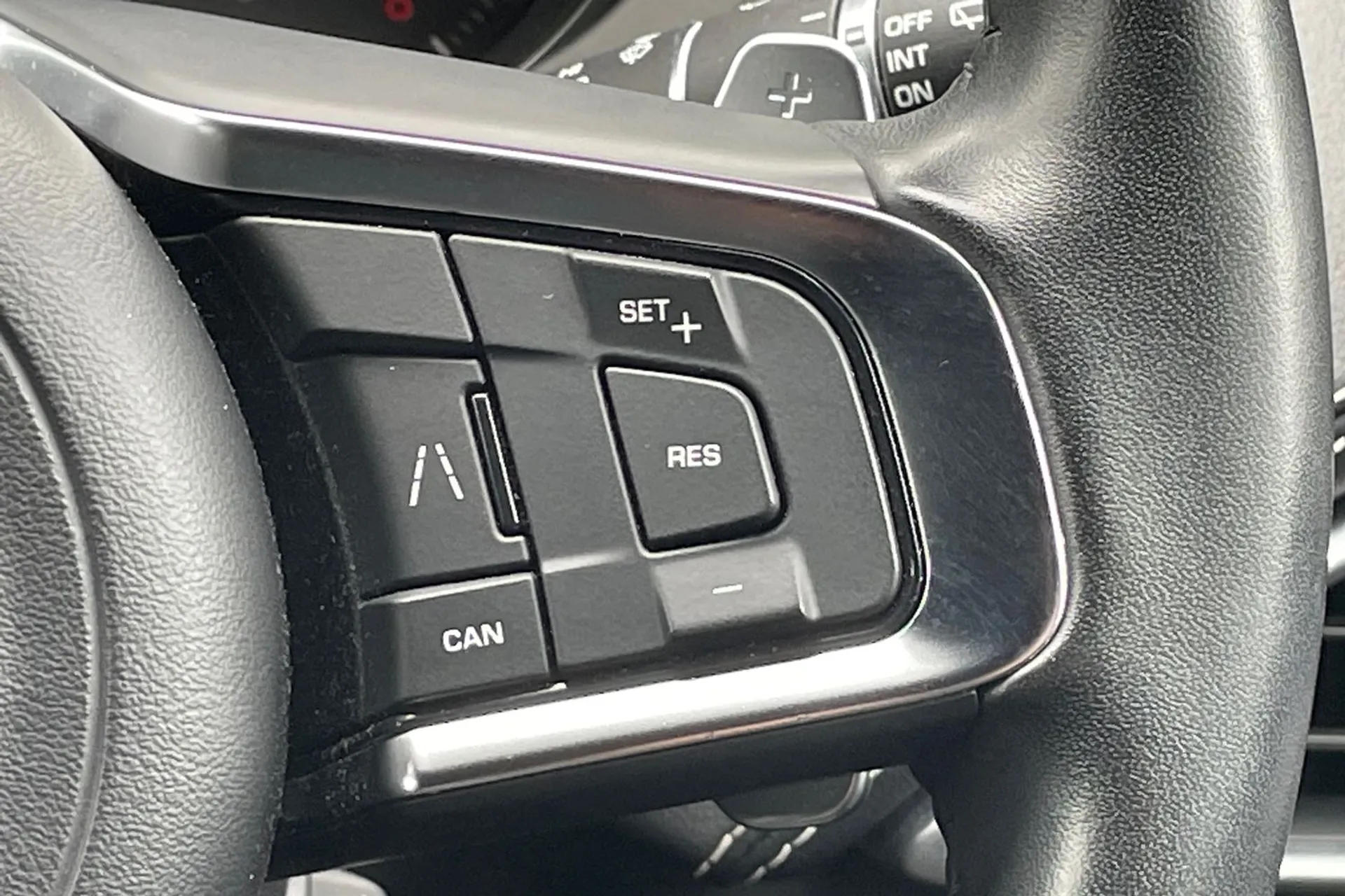 Jaguar F-PACE thumbnail image number 25