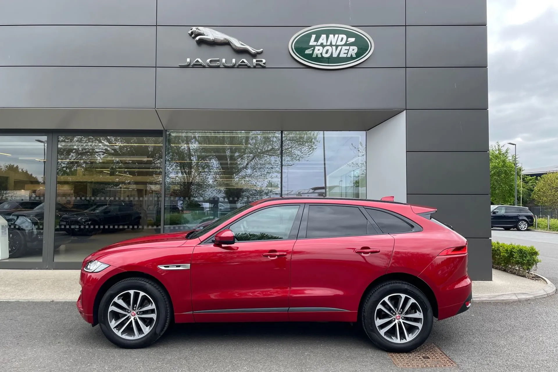 Jaguar F-PACE thumbnail image number 24