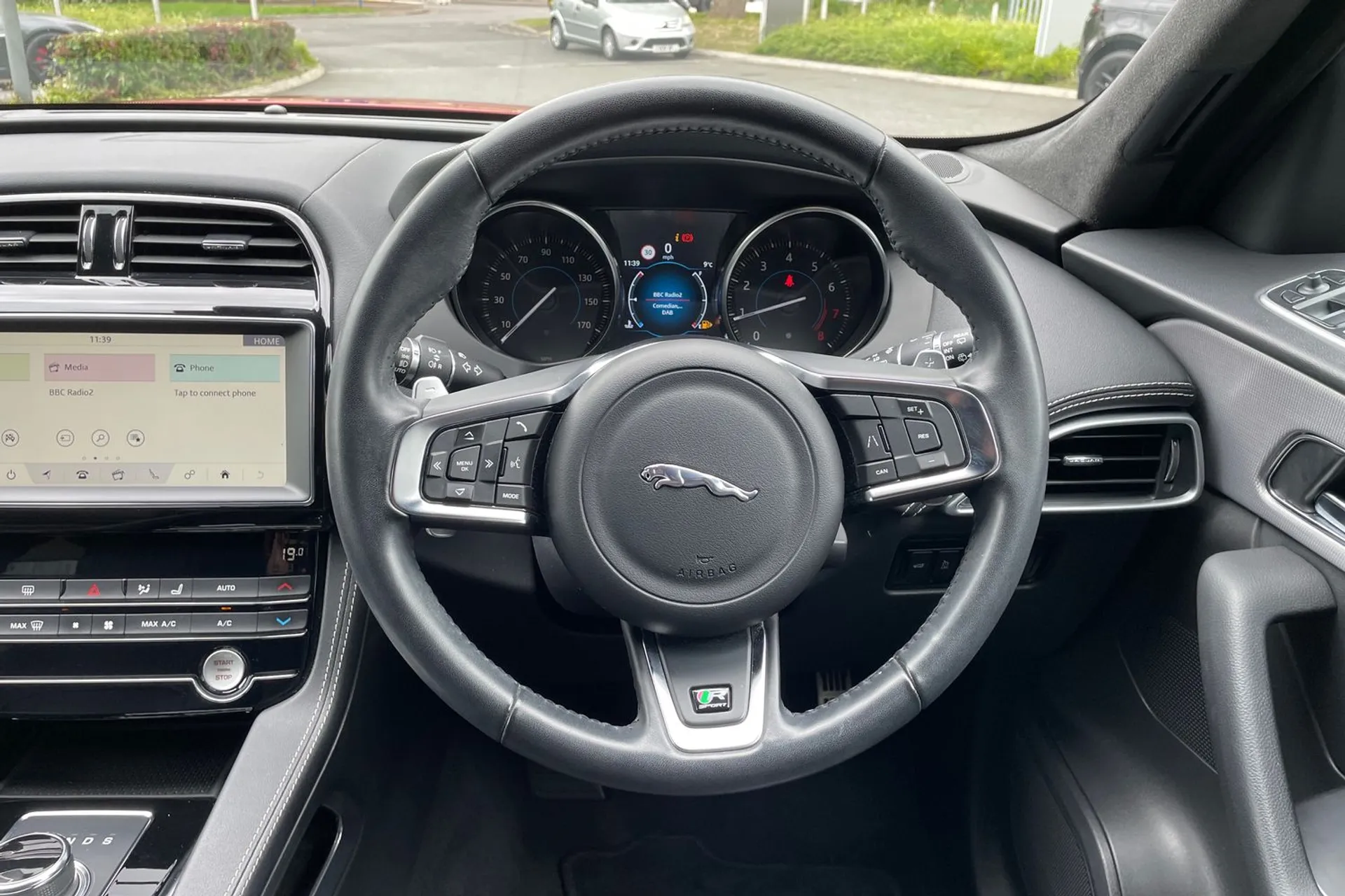 Jaguar F-PACE thumbnail image number 12