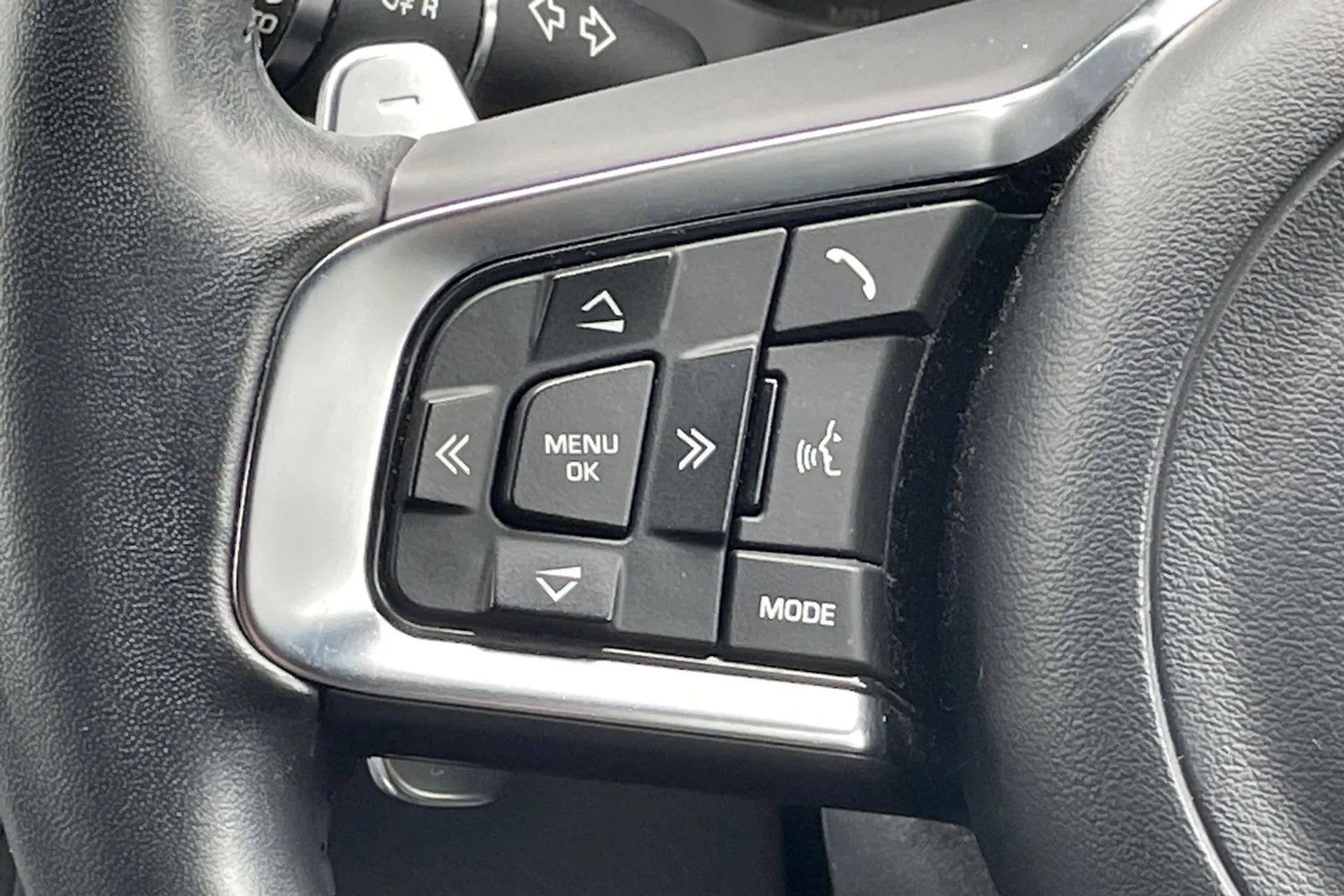 Jaguar F-PACE thumbnail image number 23