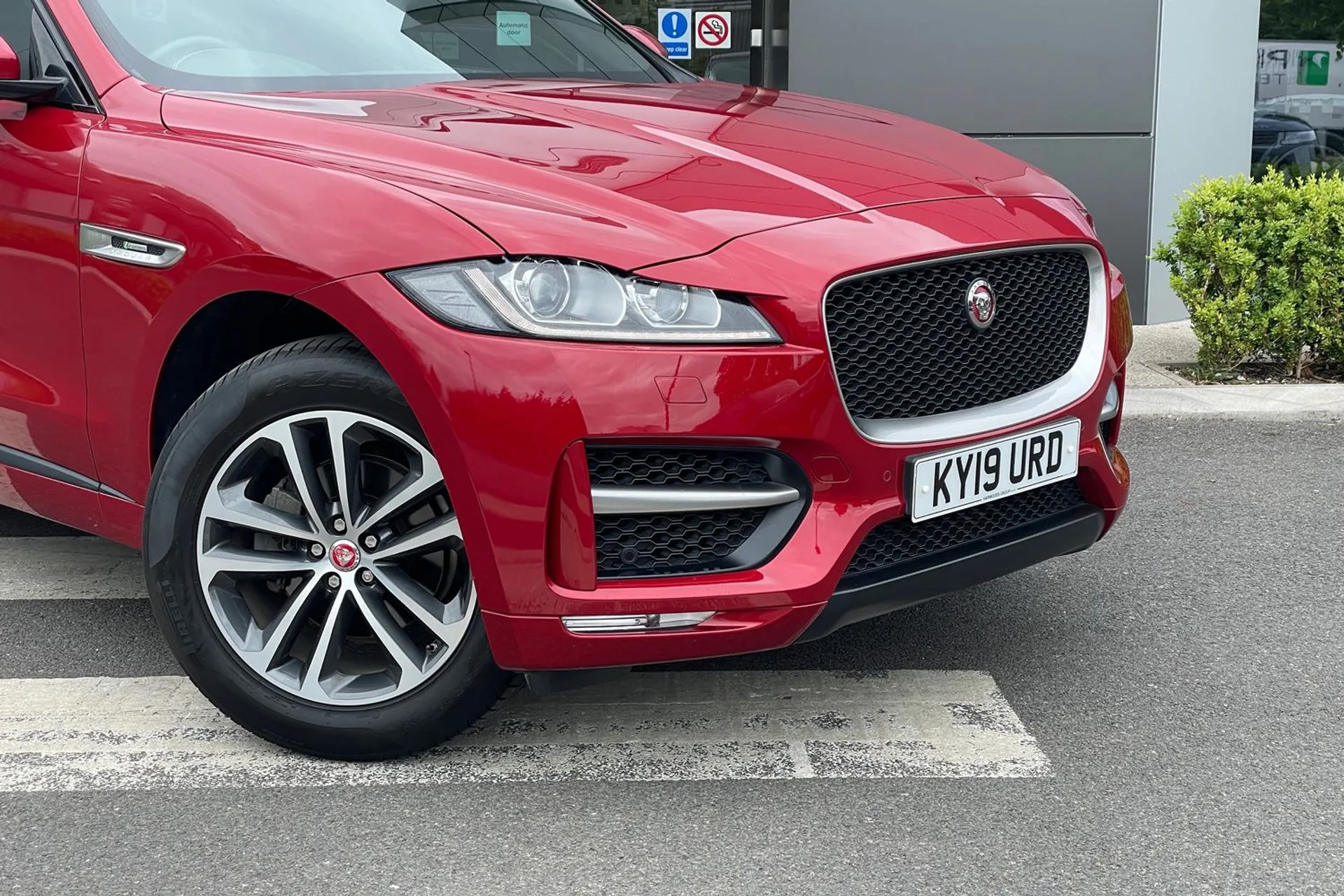 Jaguar F-PACE thumbnail image number 28