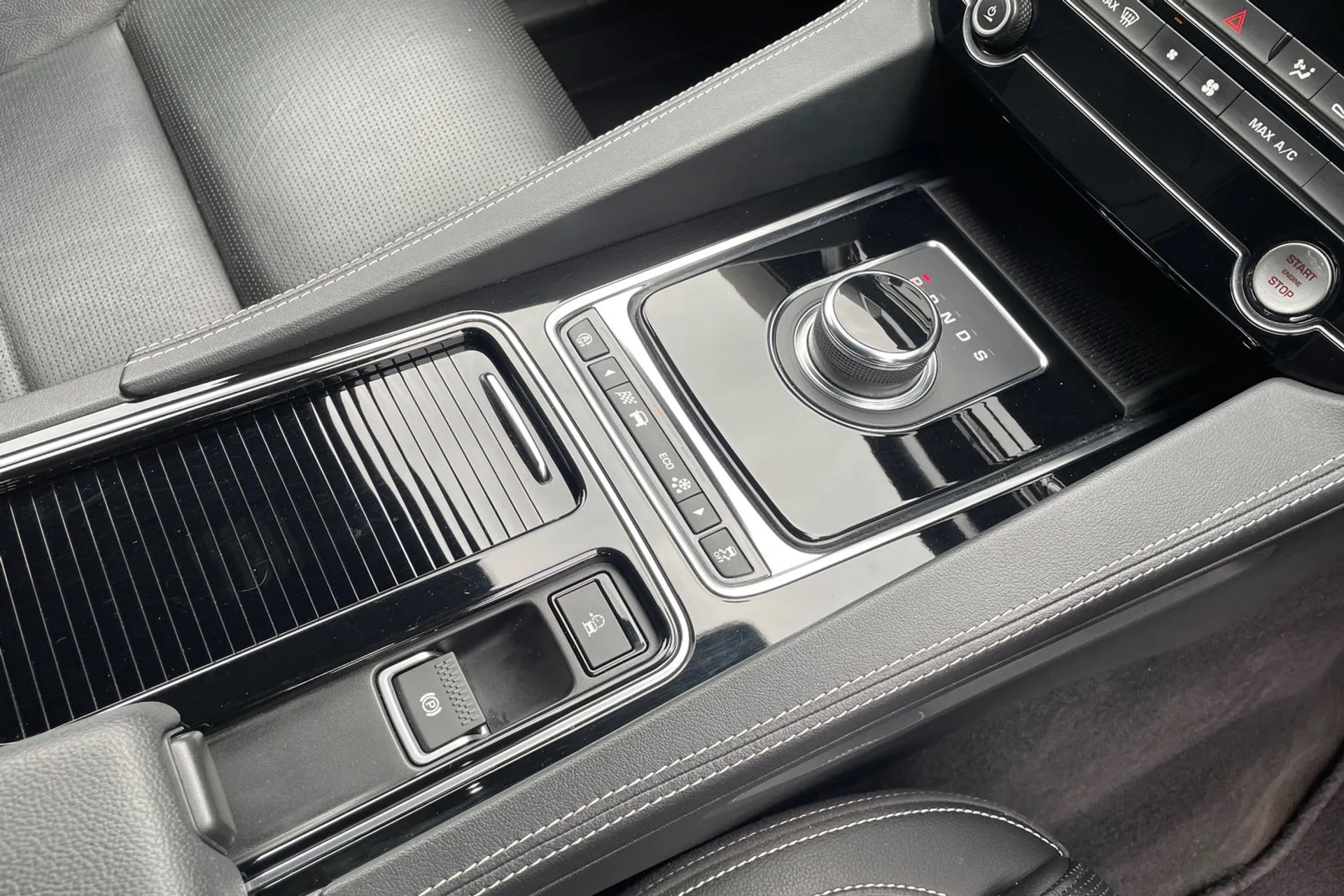Jaguar F-PACE thumbnail image number 17