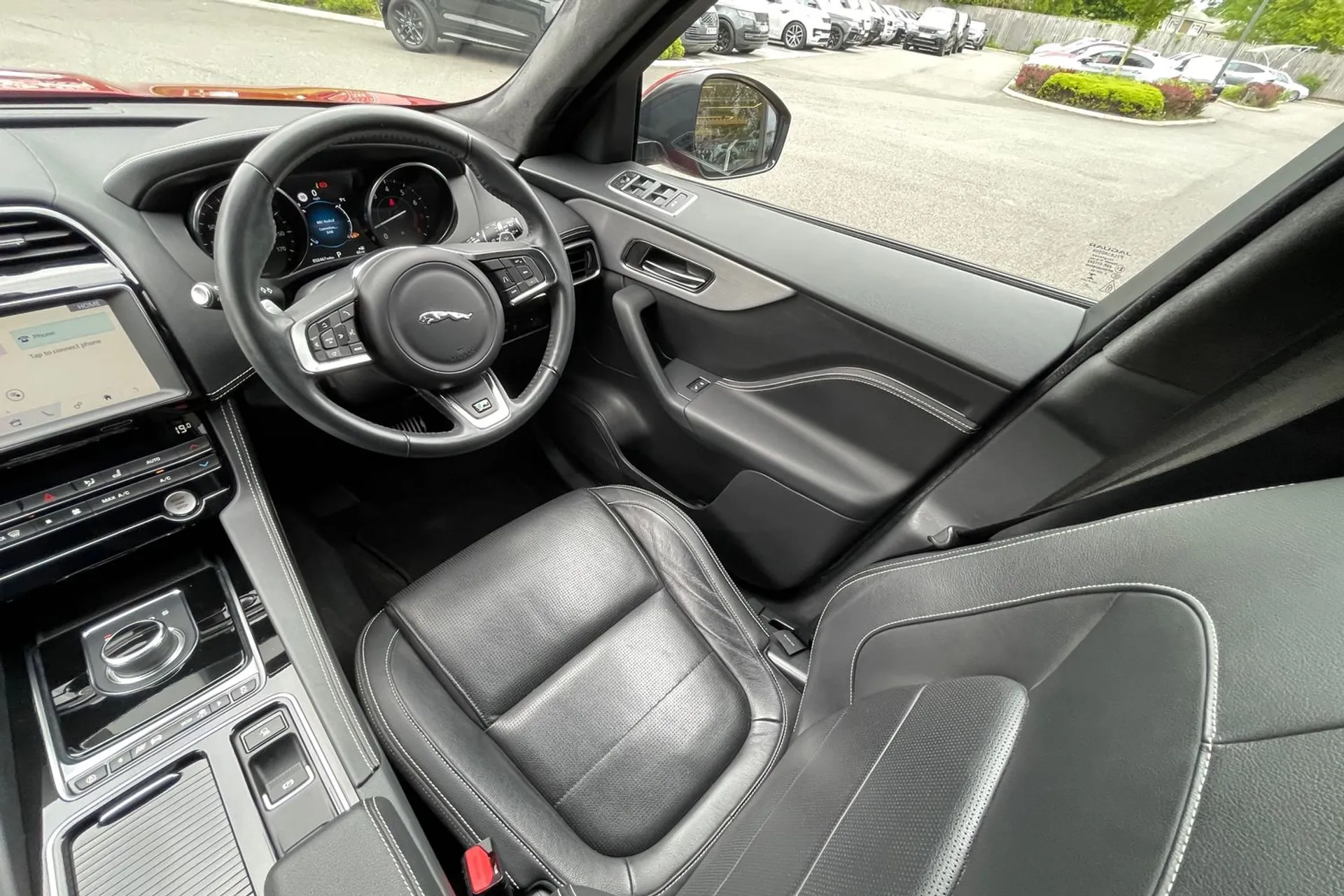 Jaguar F-PACE thumbnail image number 14