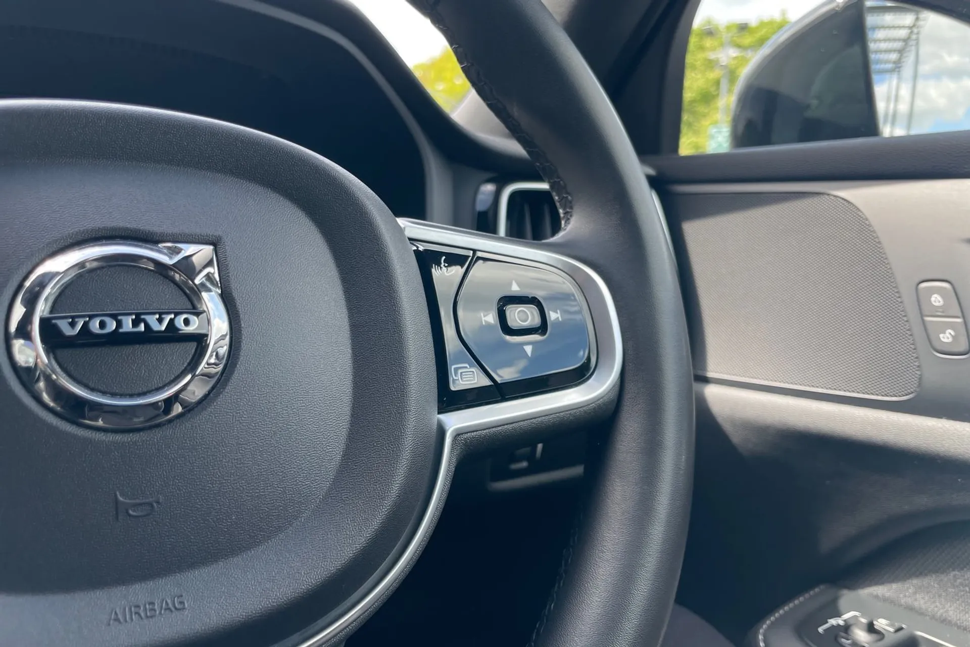 Volvo S60 thumbnail image number 36