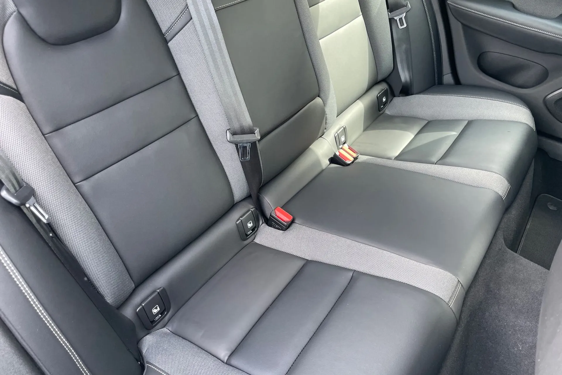 Volvo S60 thumbnail image number 24