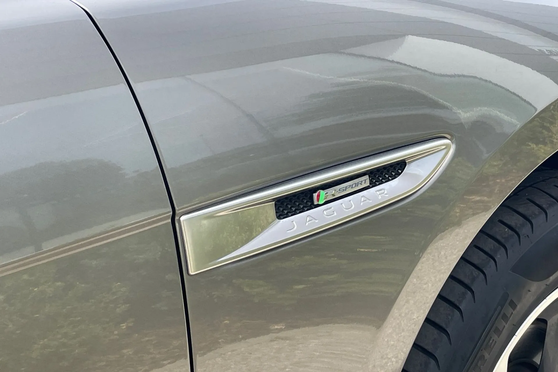 Jaguar F-PACE thumbnail image number 10