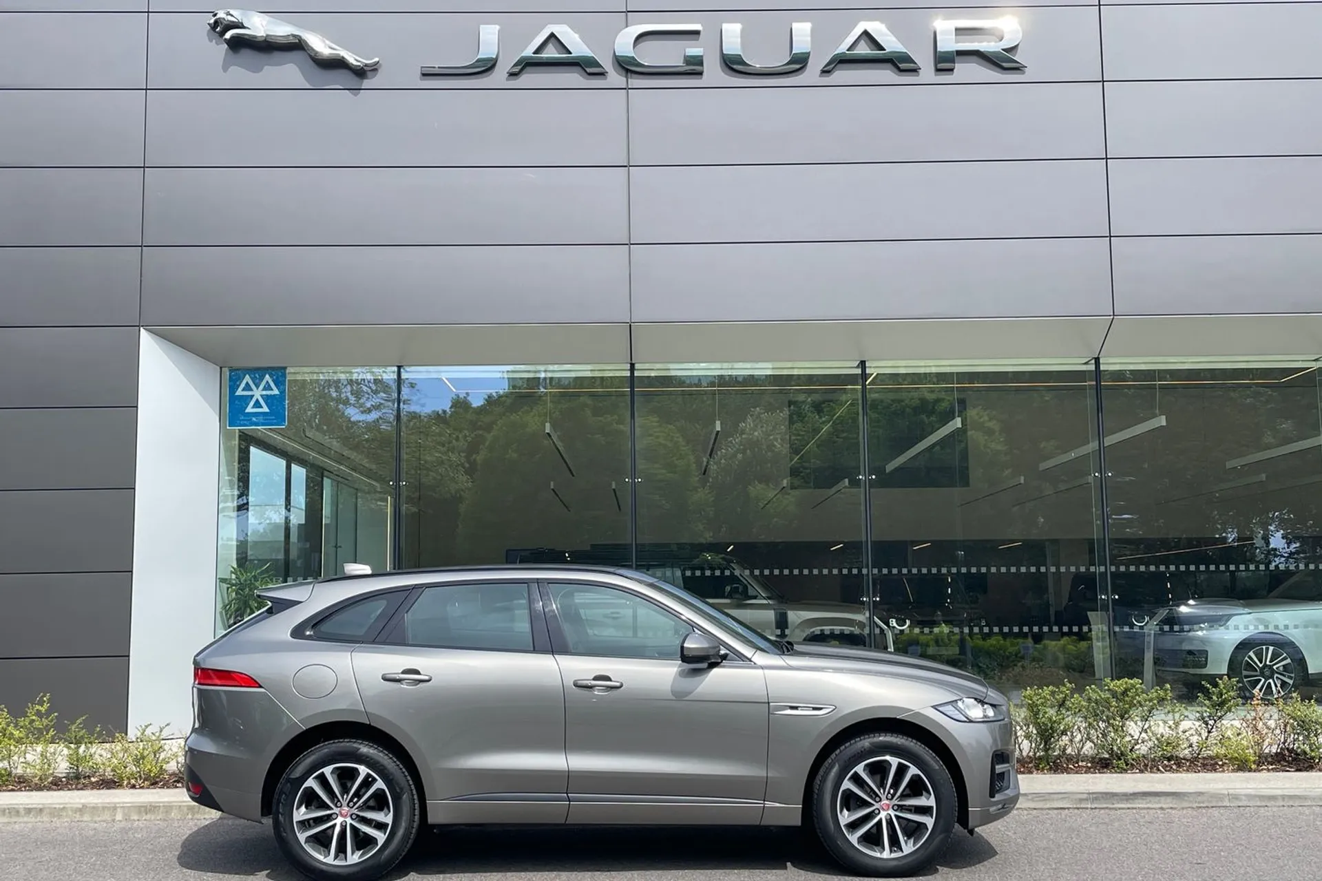 Jaguar F-PACE thumbnail image number 2