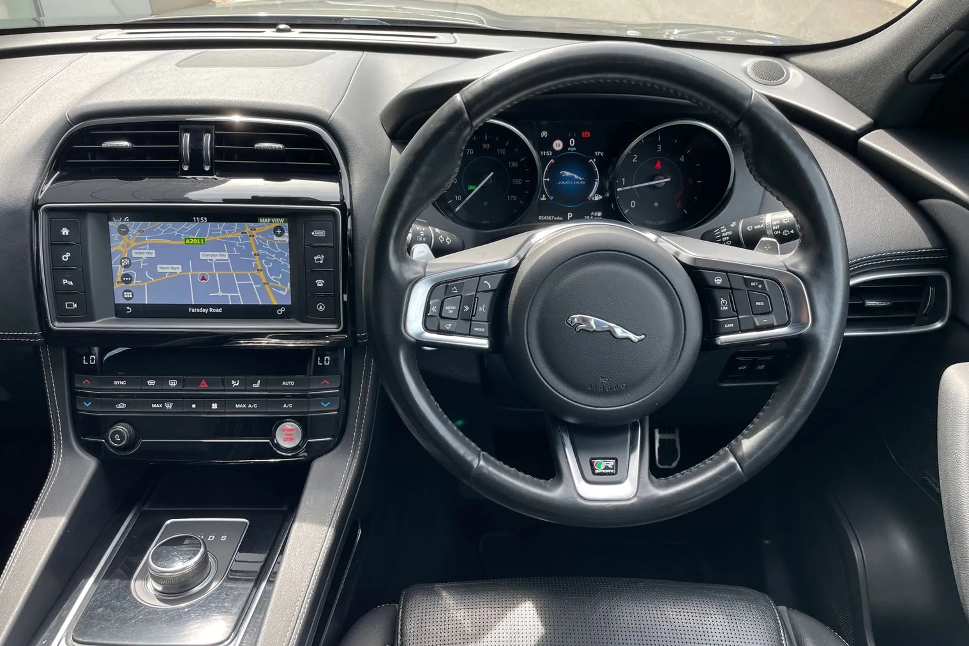 Jaguar F-PACE thumbnail image number 21
