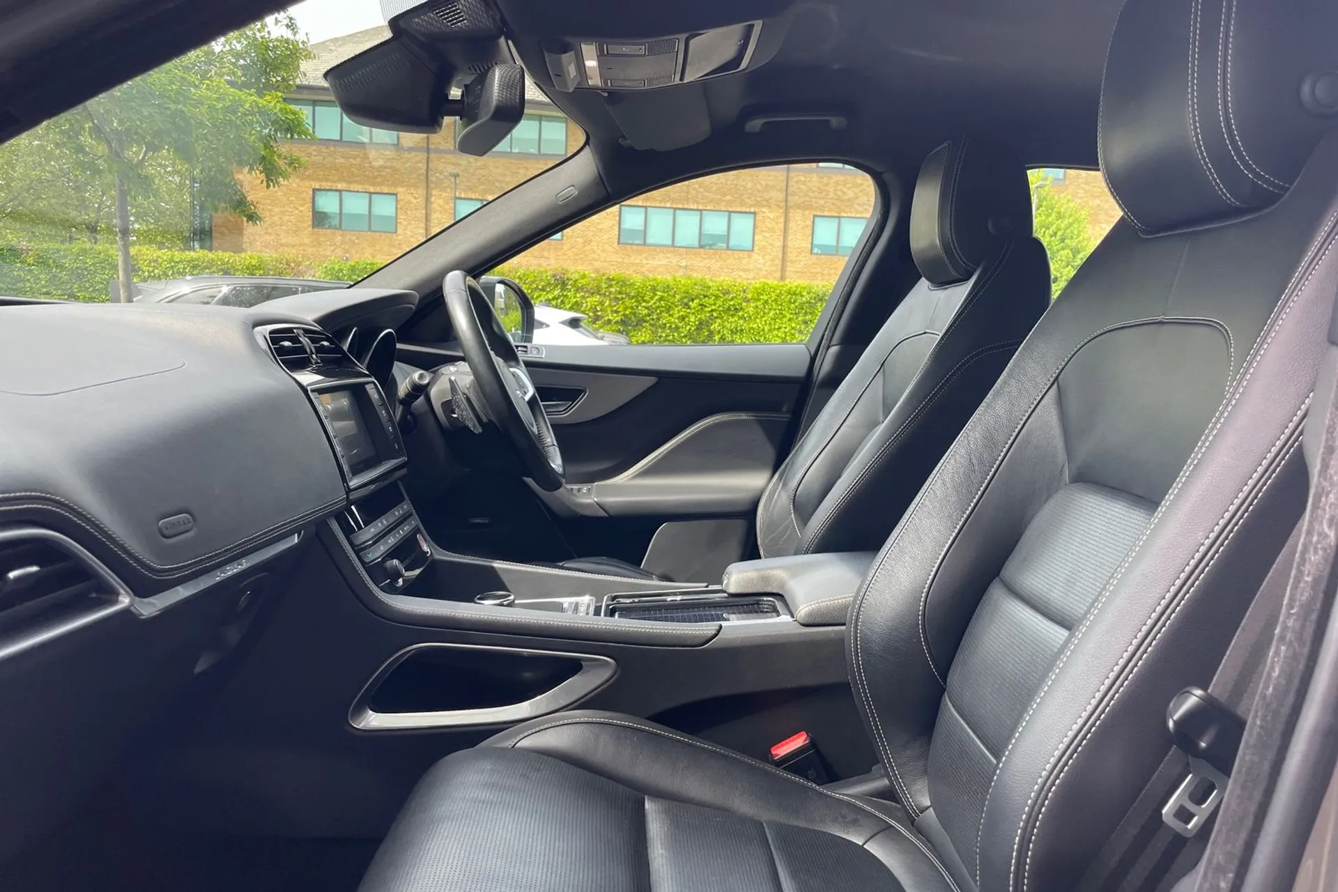 Jaguar F-PACE thumbnail image number 45