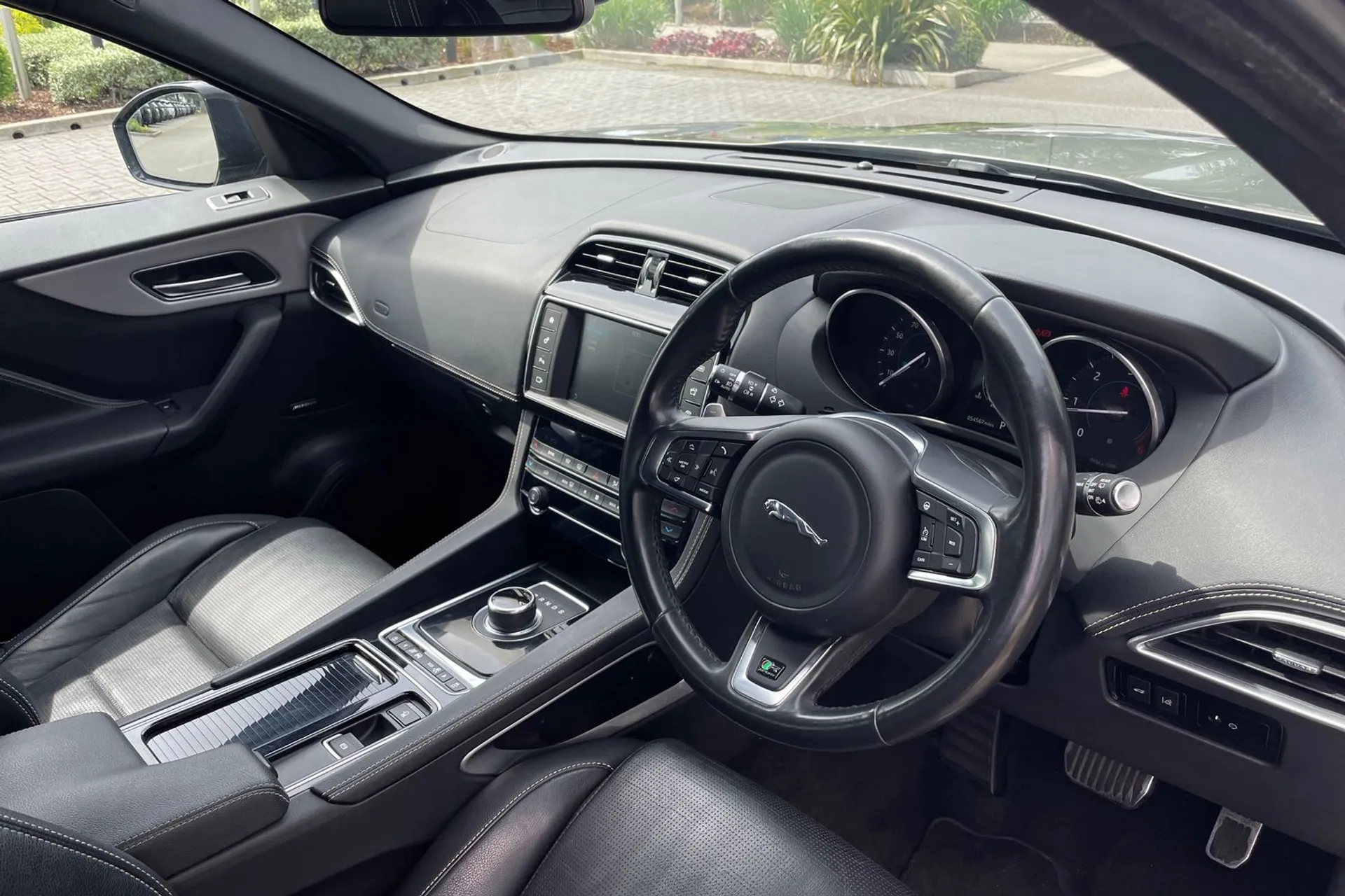 Jaguar F-PACE thumbnail image number 41