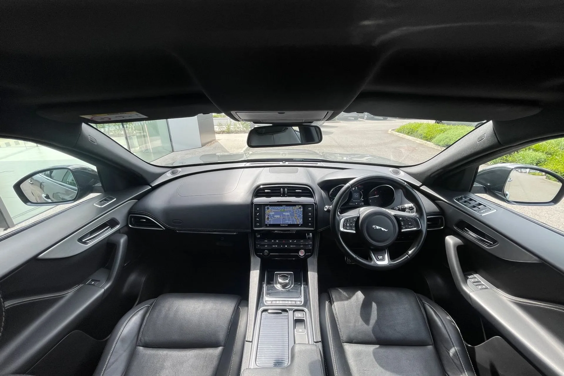 Jaguar F-PACE thumbnail image number 4