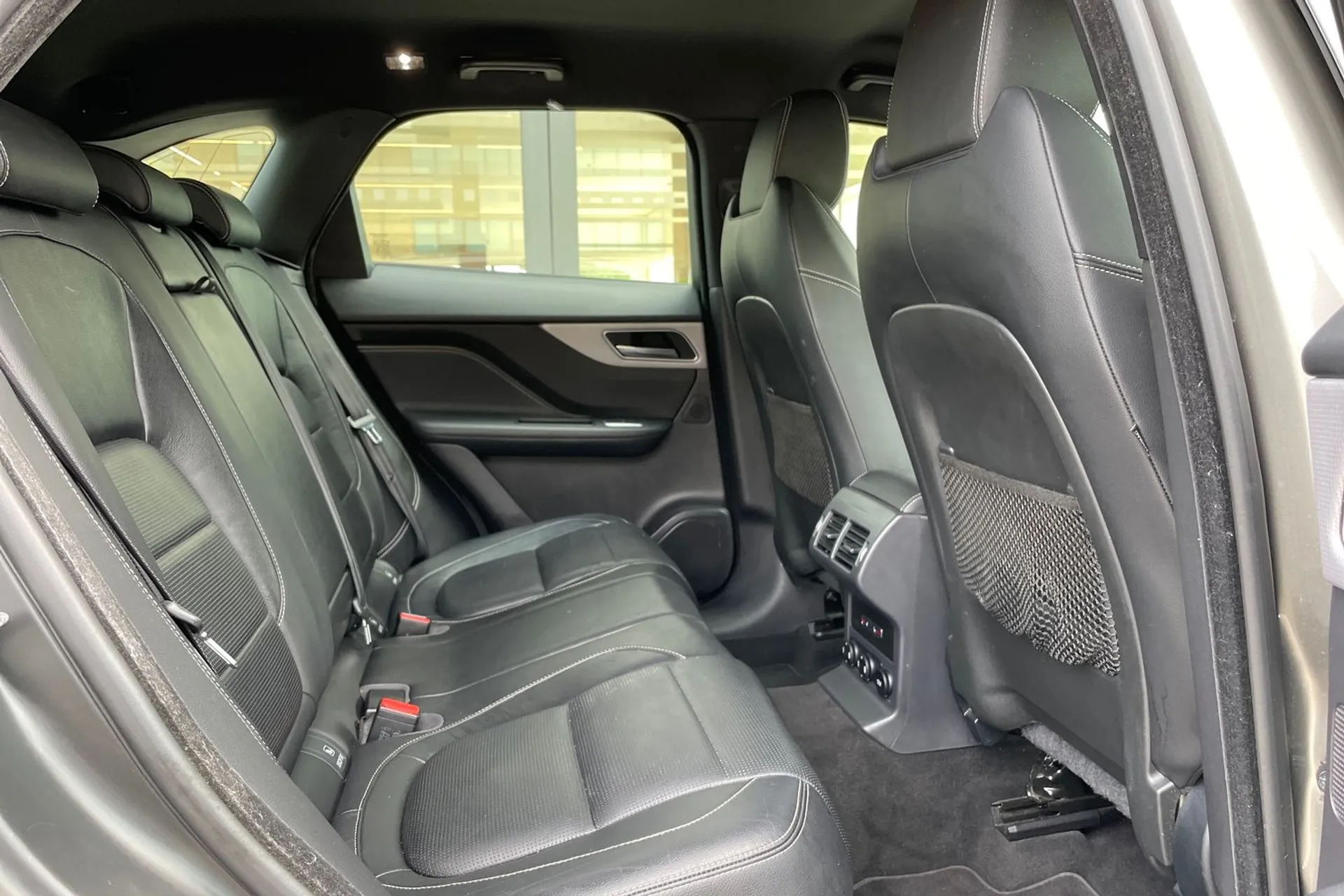 Jaguar F-PACE thumbnail image number 32