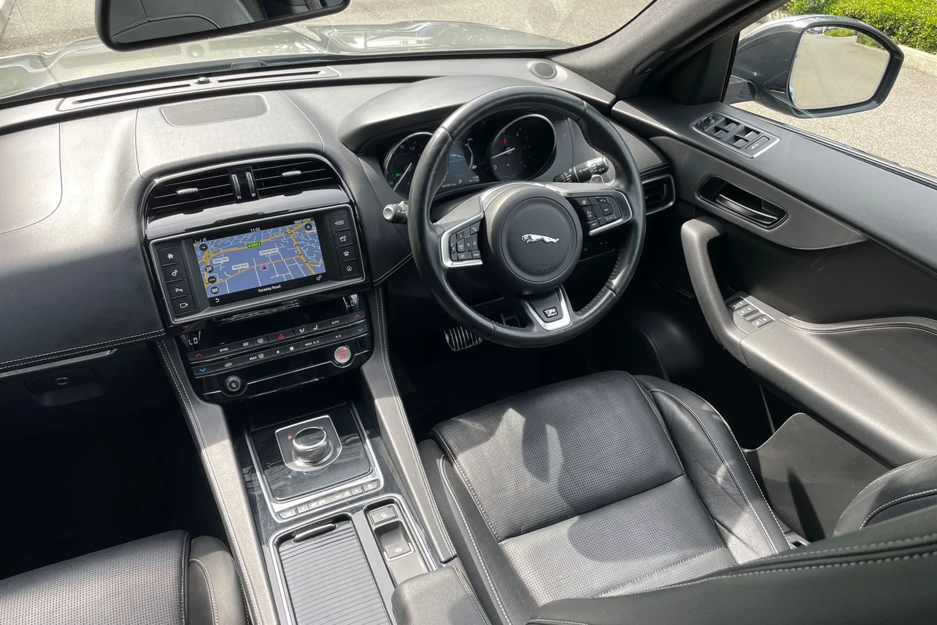 Jaguar F-PACE thumbnail image number 22