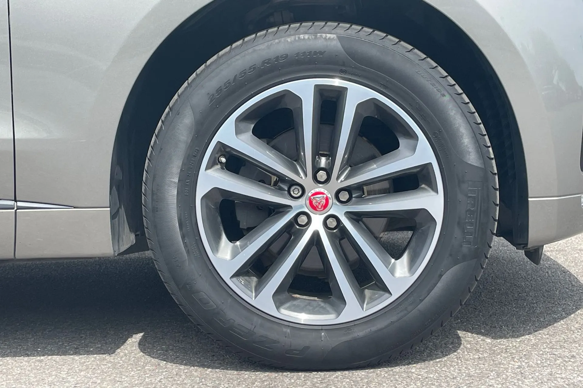 Jaguar F-PACE thumbnail image number 18