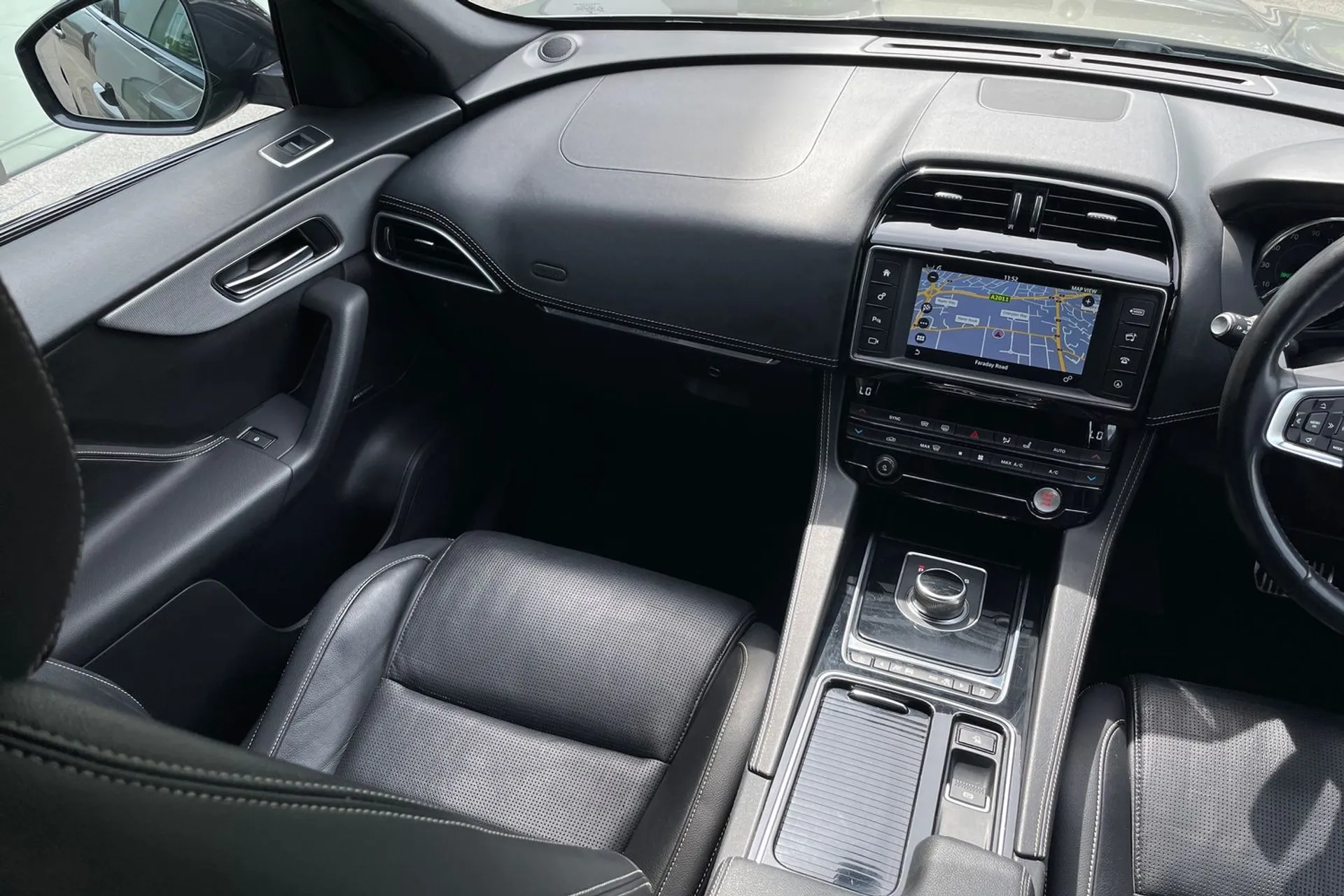 Jaguar F-PACE thumbnail image number 19