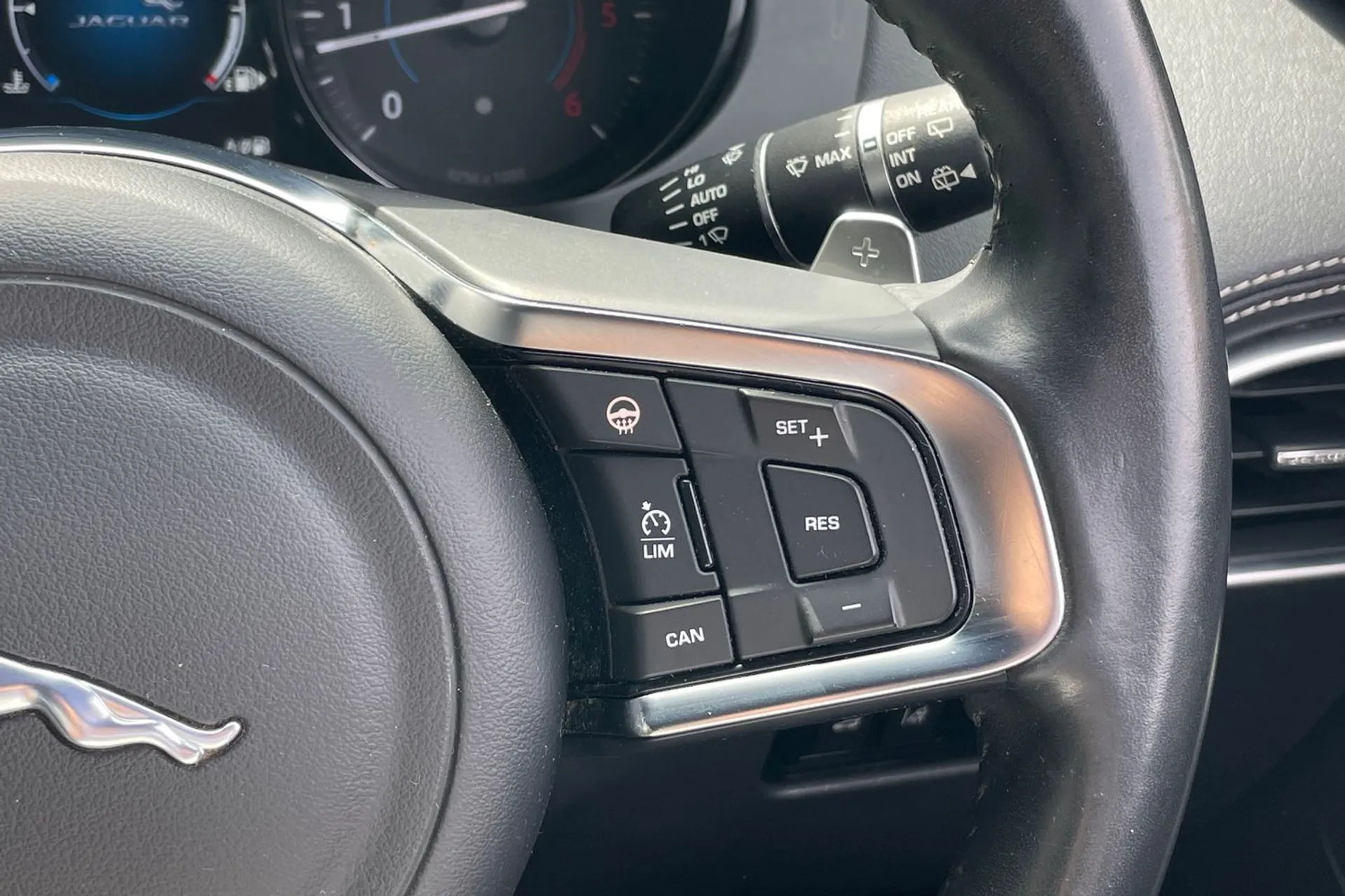 Jaguar F-PACE thumbnail image number 53
