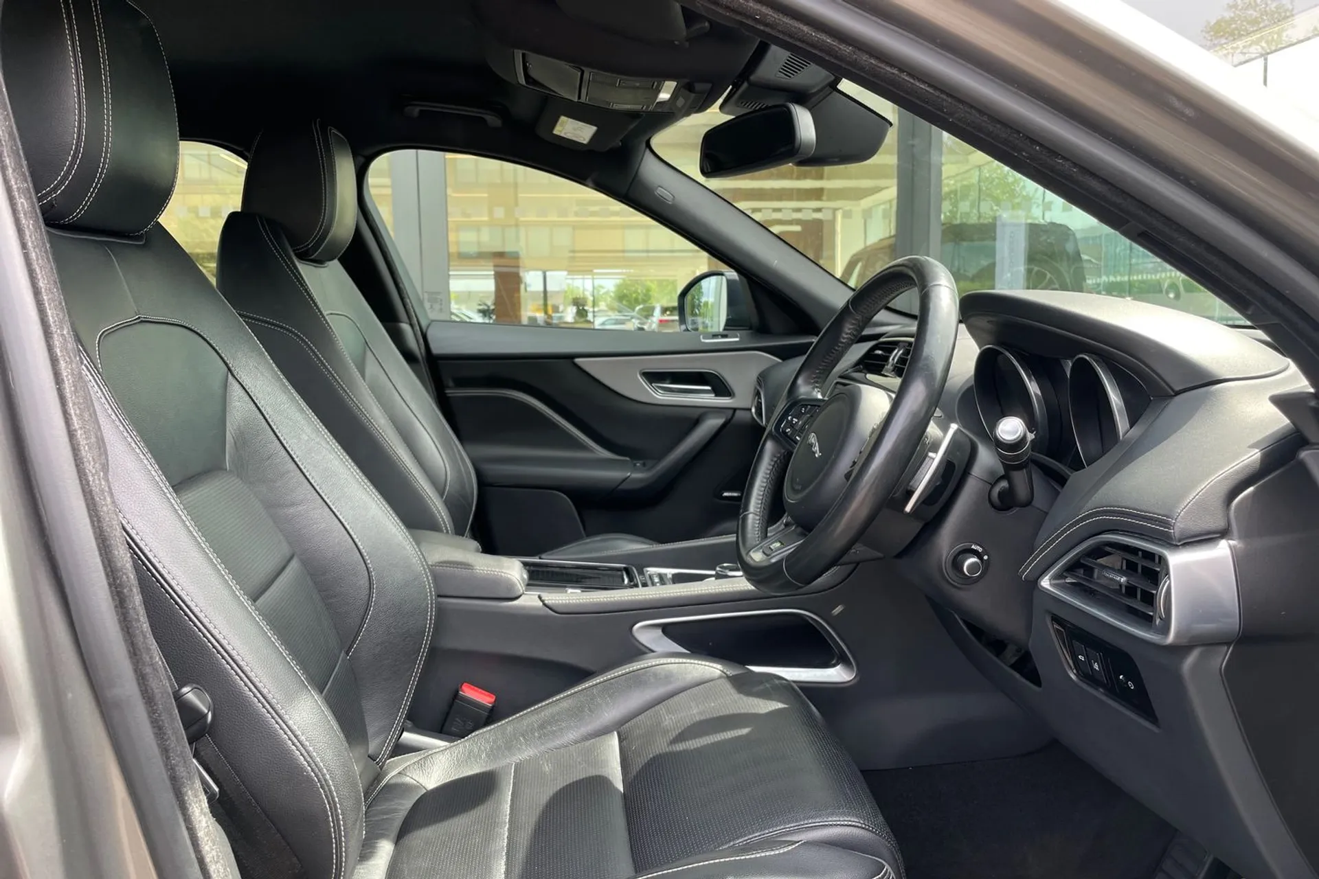 Jaguar F-PACE thumbnail image number 42