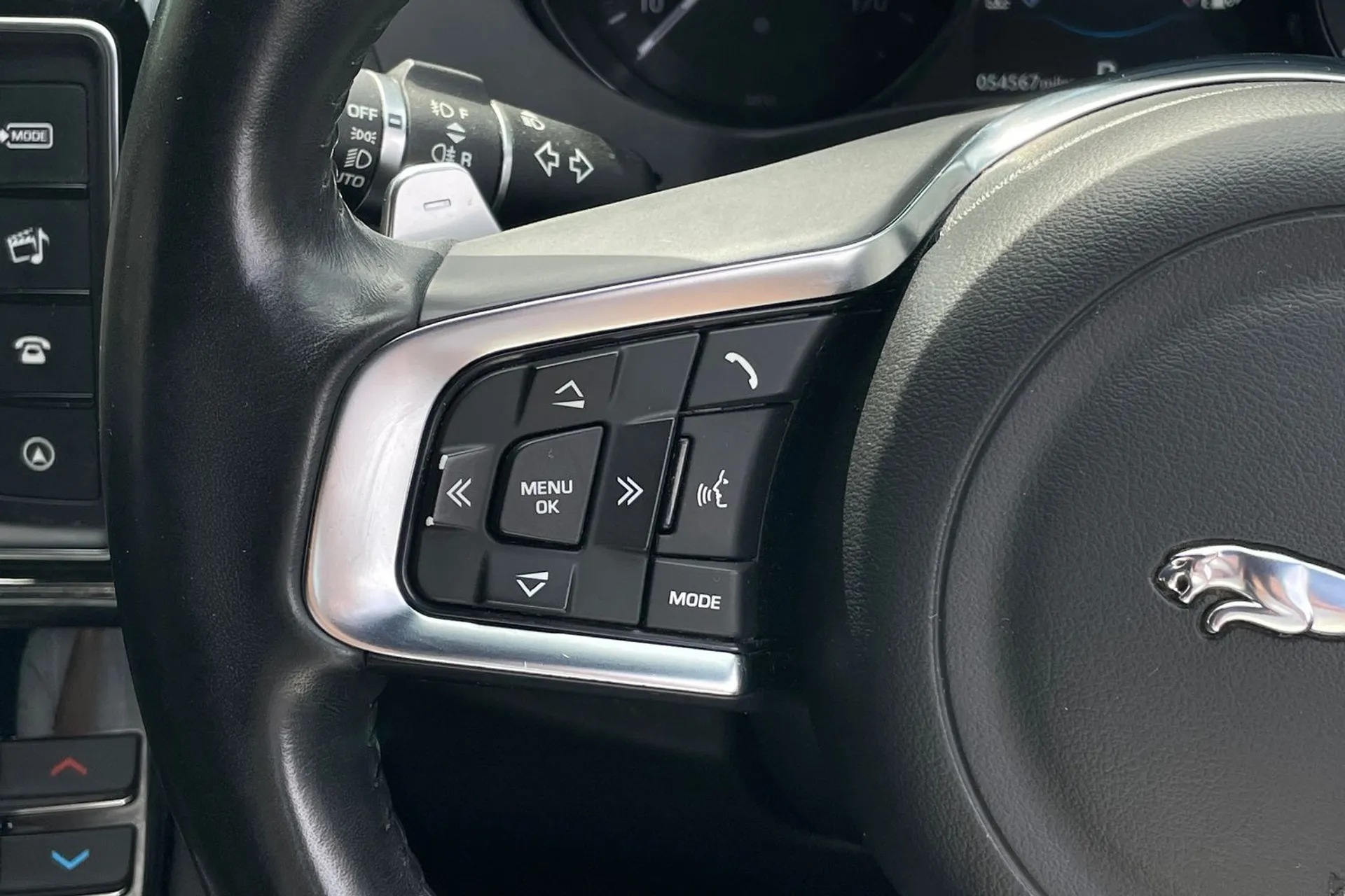 Jaguar F-PACE thumbnail image number 52