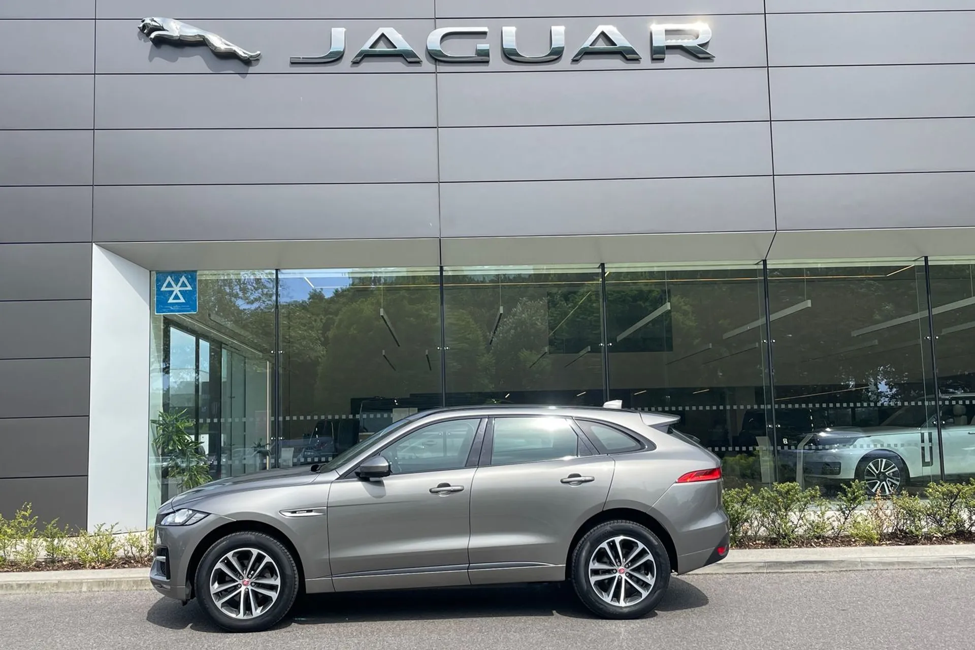 Jaguar F-PACE thumbnail image number 14
