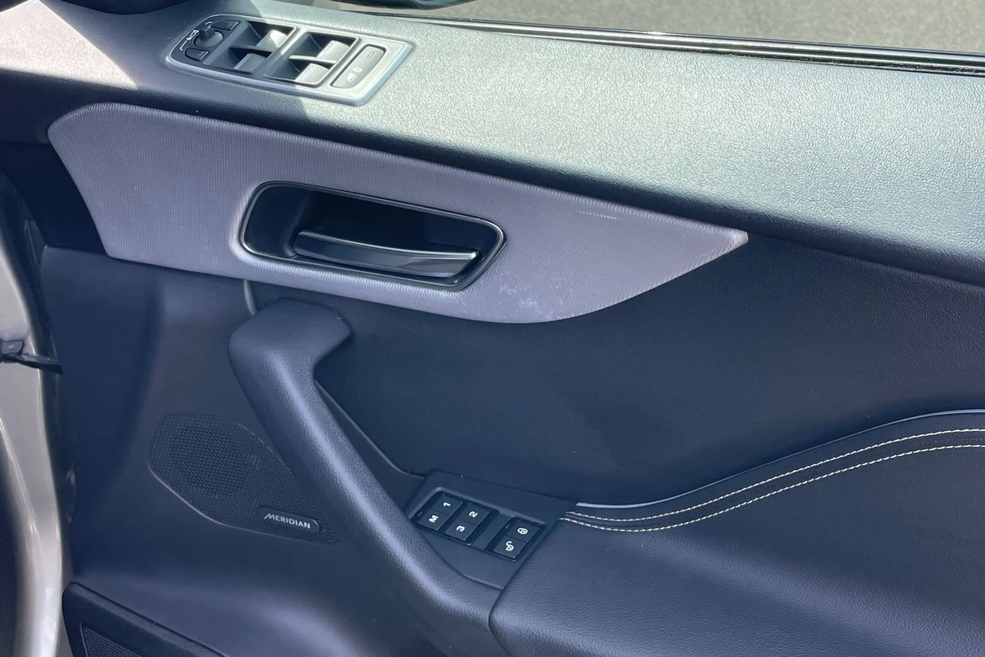 Jaguar F-PACE thumbnail image number 23