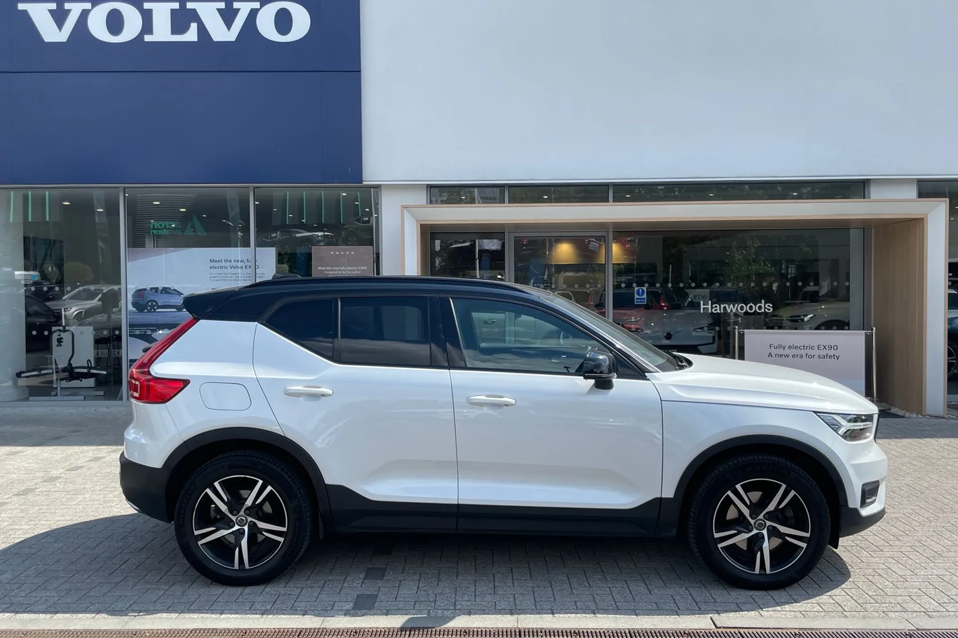 Volvo XC40 thumbnail image number 2