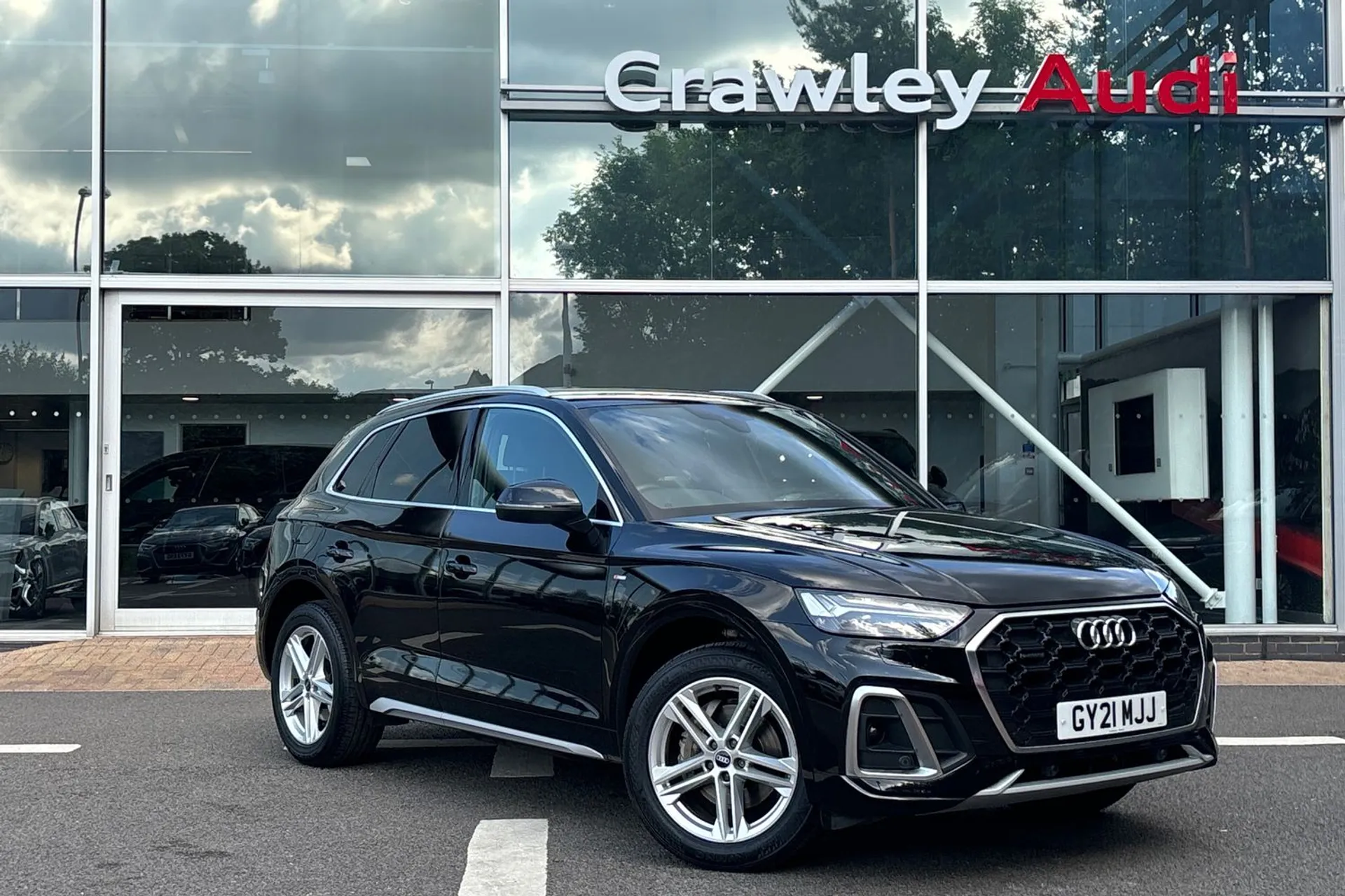 Audi Q5 focused image