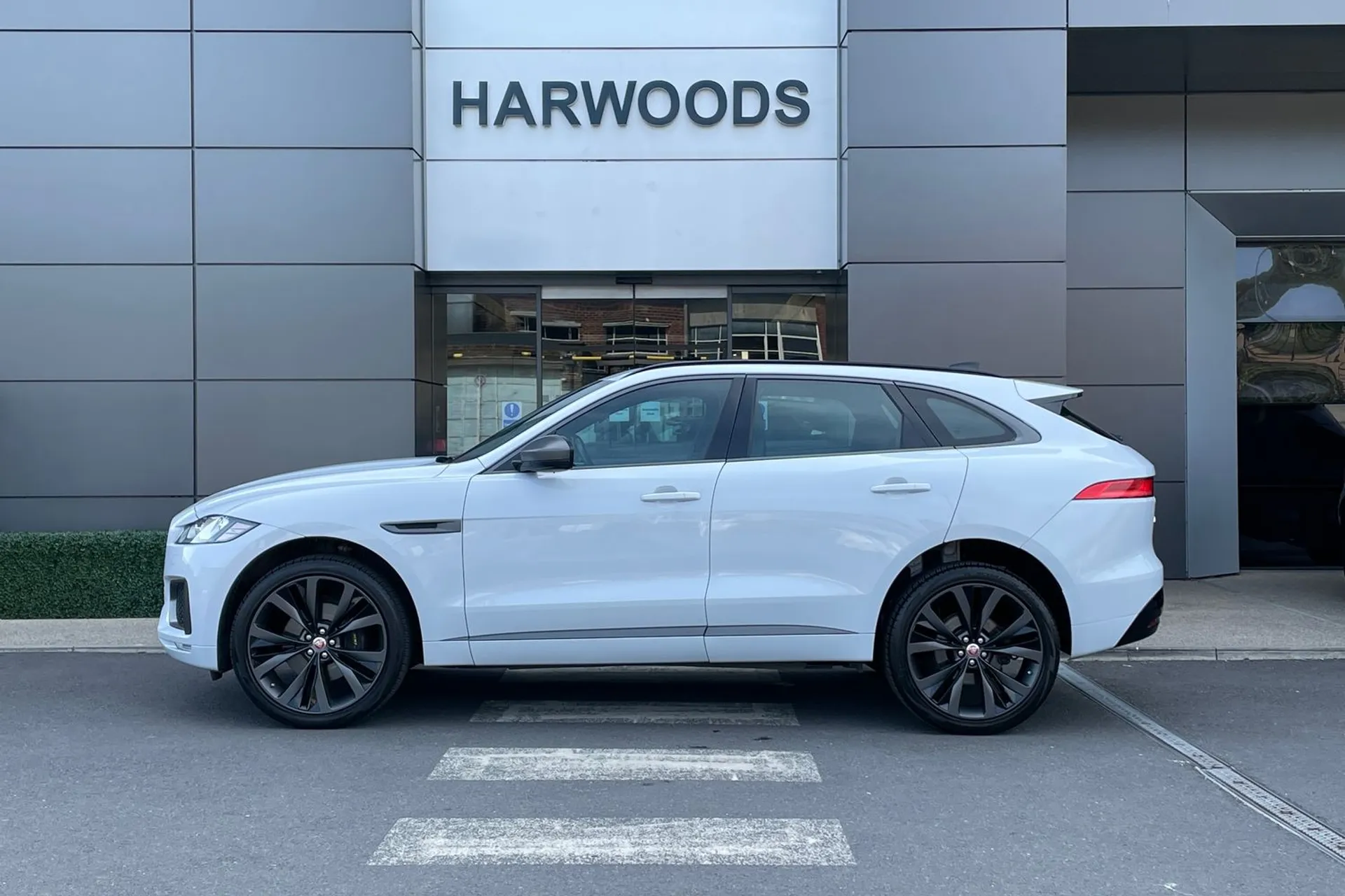 Jaguar F-PACE thumbnail image number 10