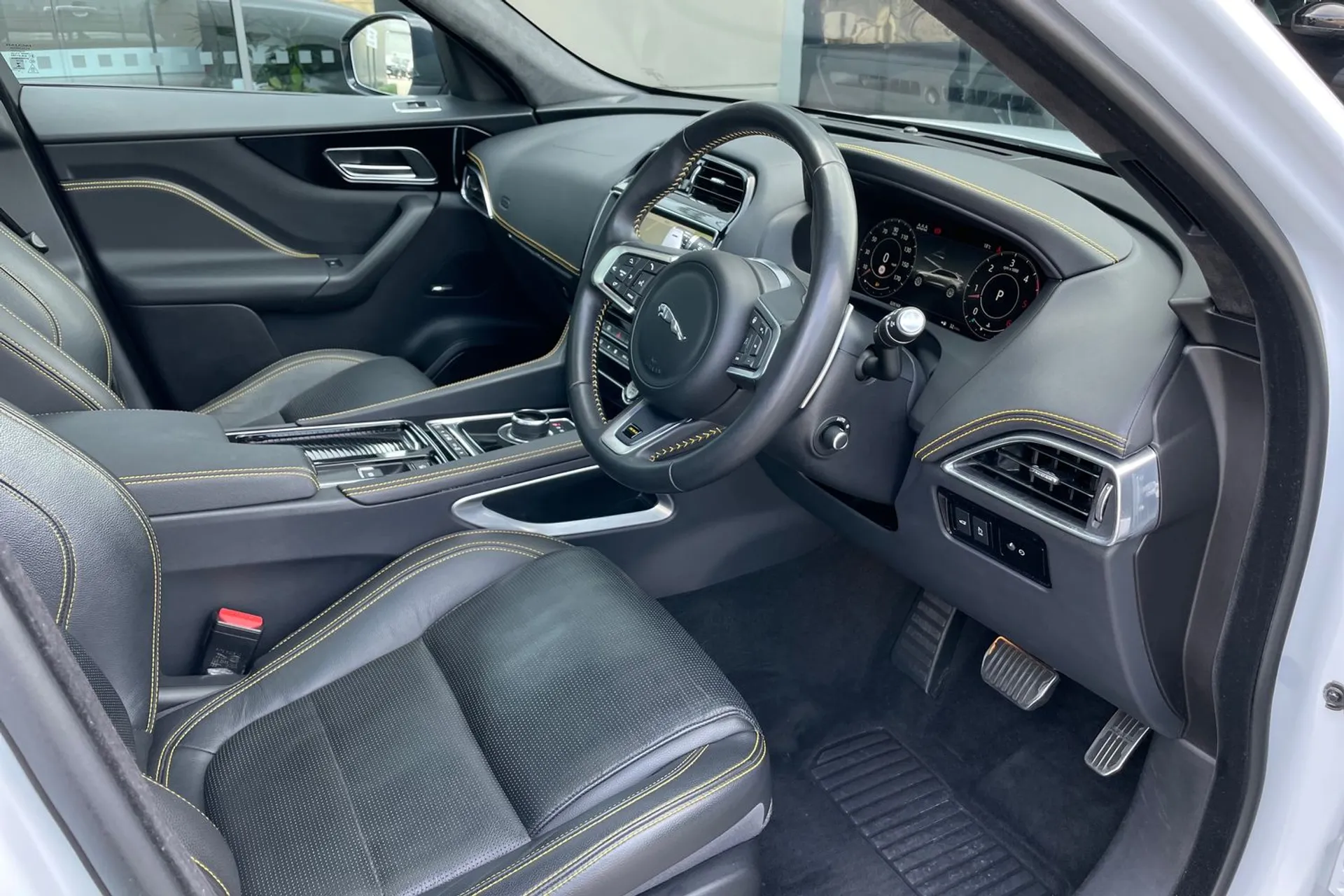 Jaguar F-PACE thumbnail image number 16