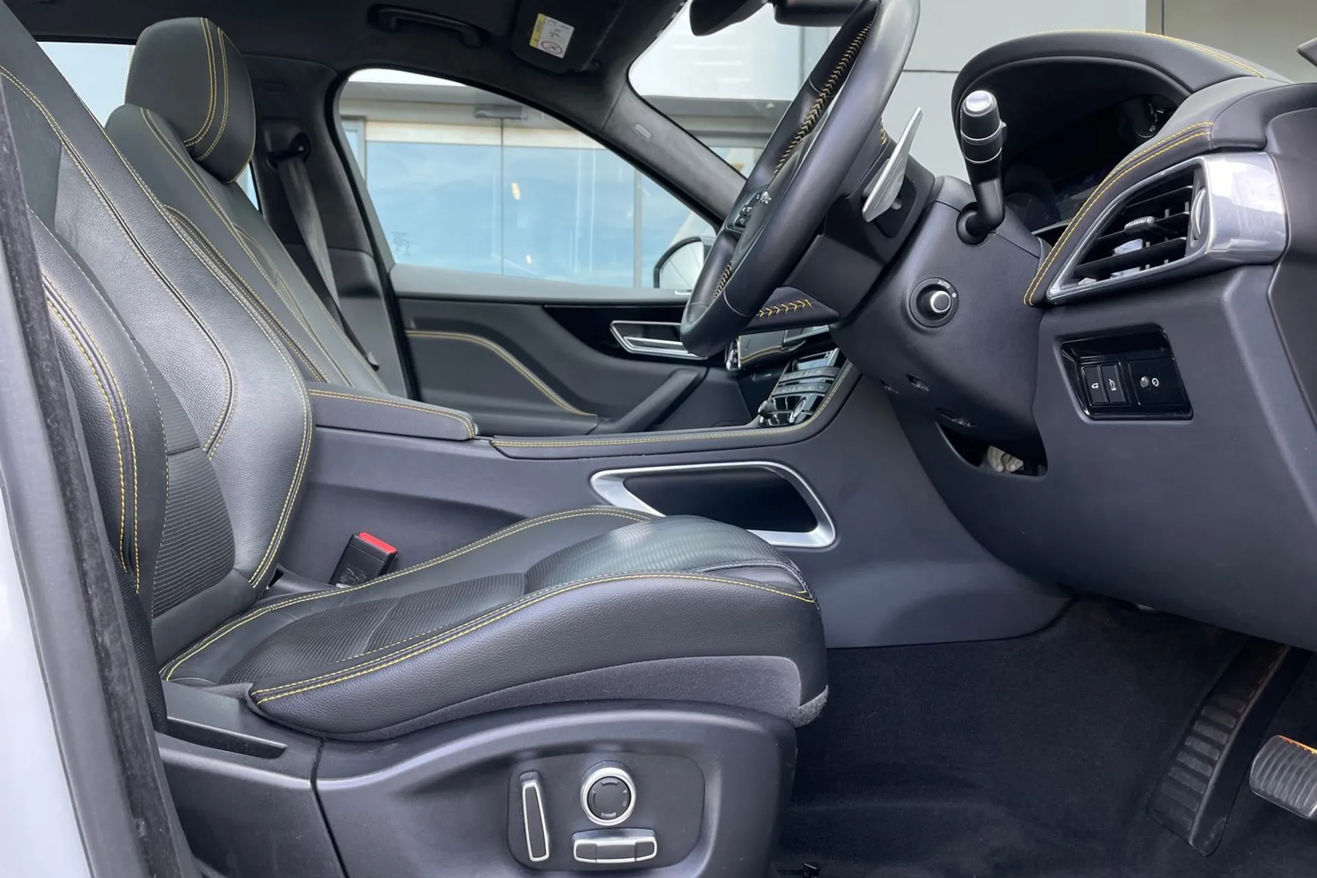 Jaguar F-PACE thumbnail image number 17