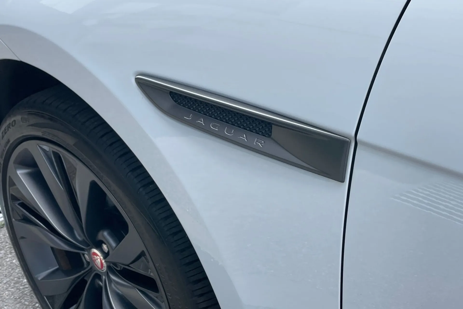 Jaguar F-PACE thumbnail image number 27