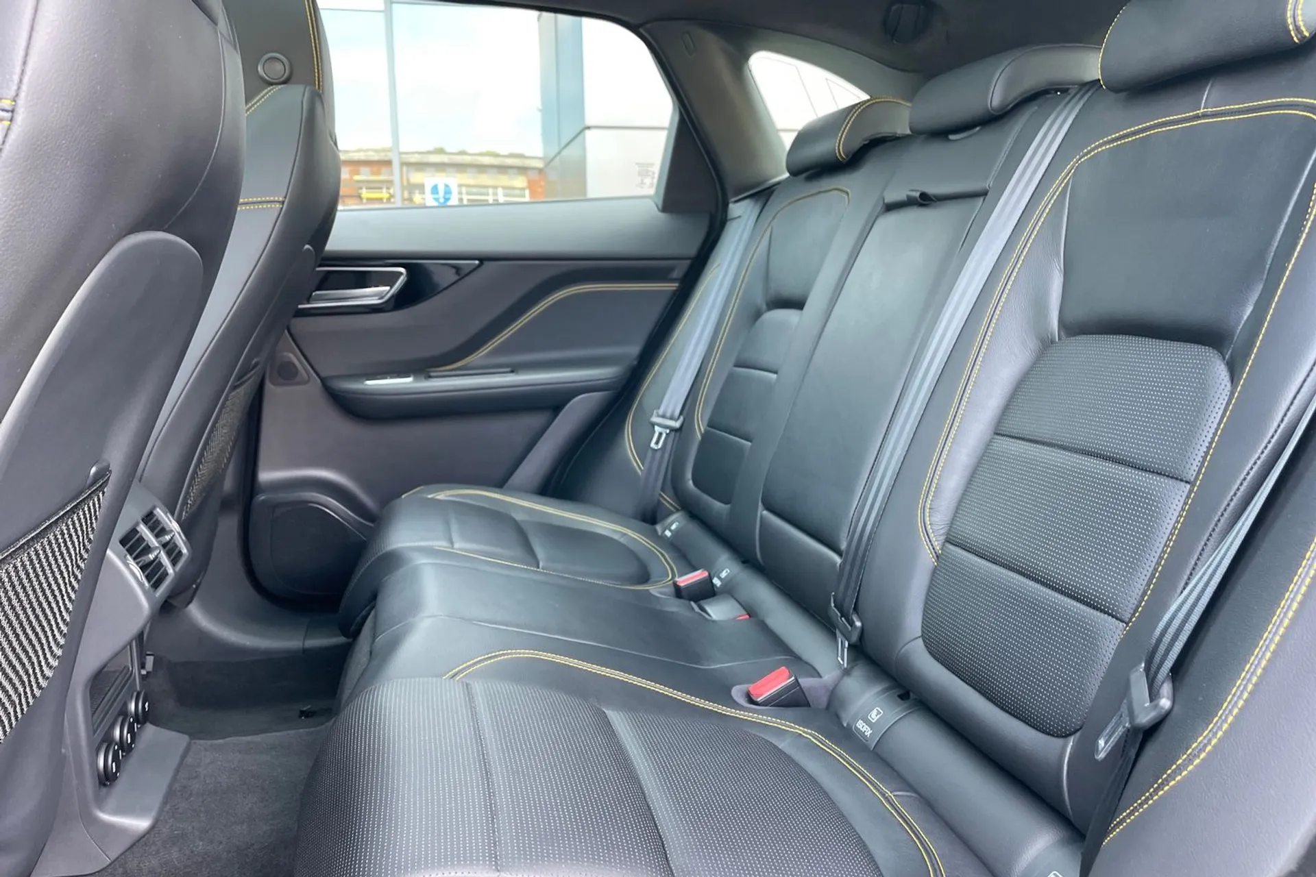 Jaguar F-PACE thumbnail image number 36