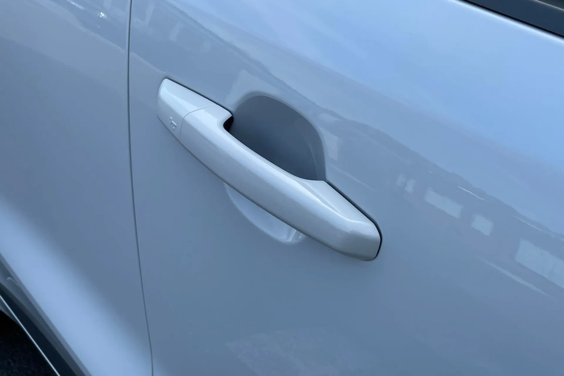 Jaguar F-PACE thumbnail image number 23