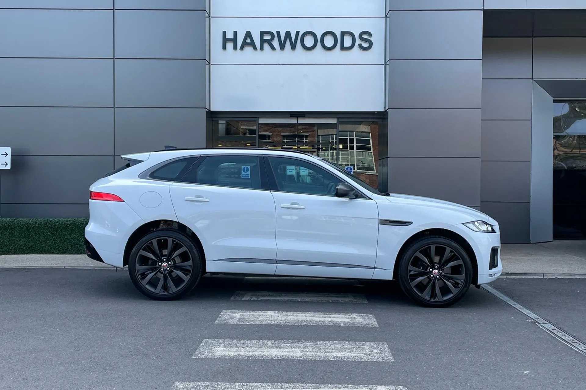 Jaguar F-PACE thumbnail image number 2
