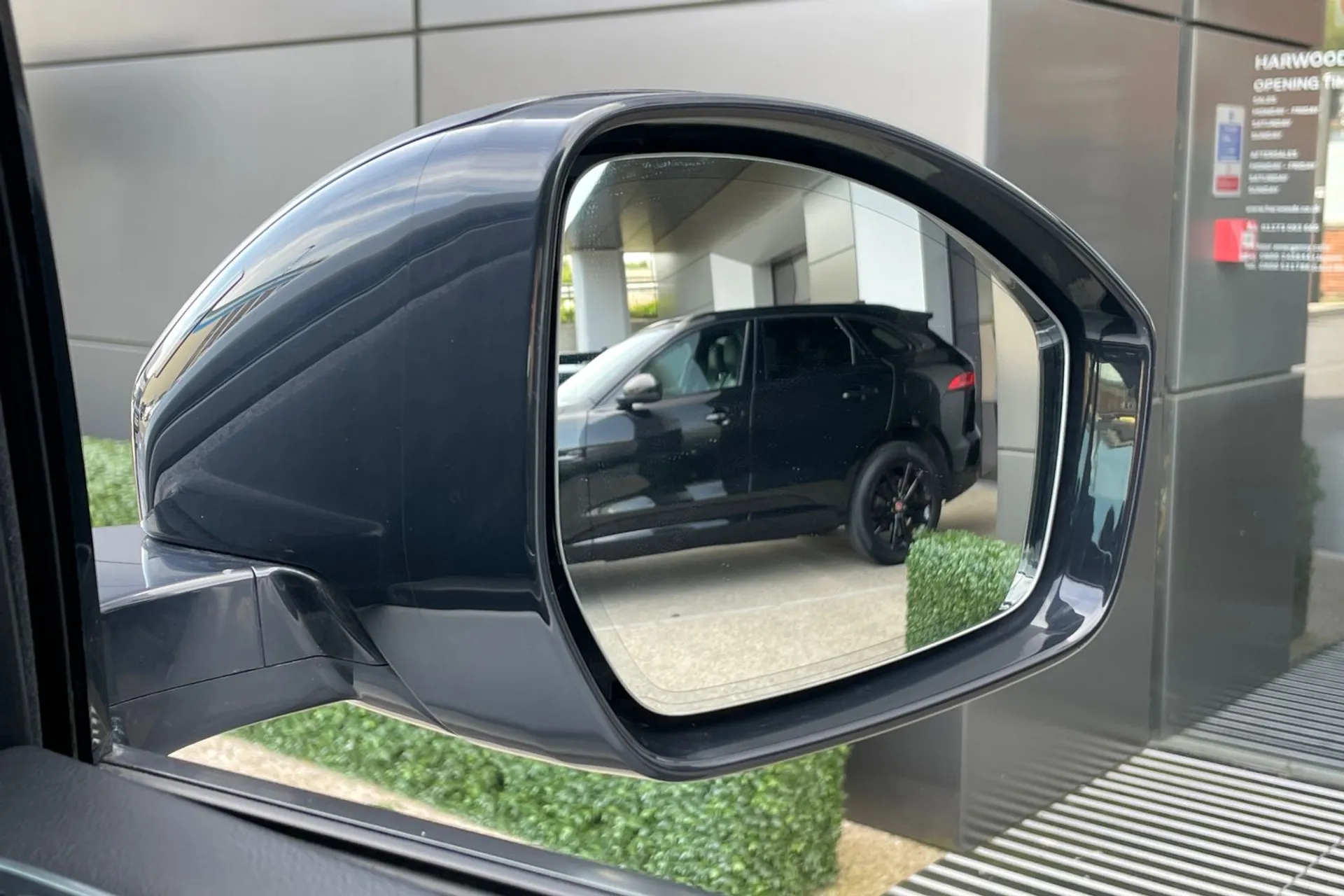 Jaguar F-PACE thumbnail image number 12