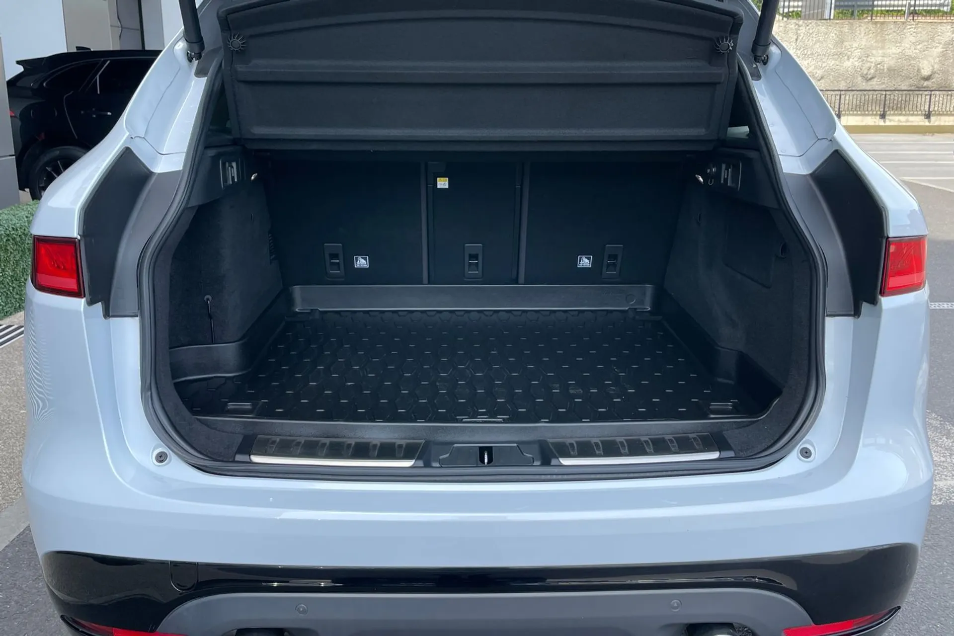 Jaguar F-PACE thumbnail image number 29