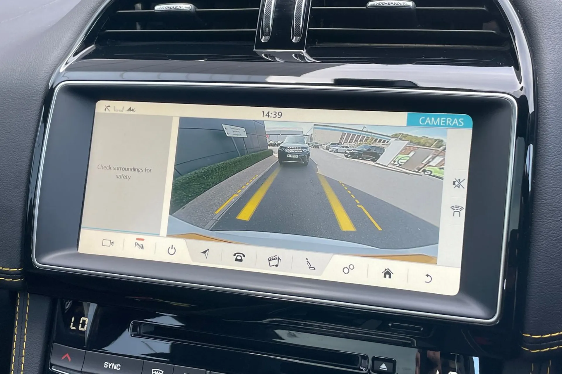 Jaguar F-PACE thumbnail image number 3