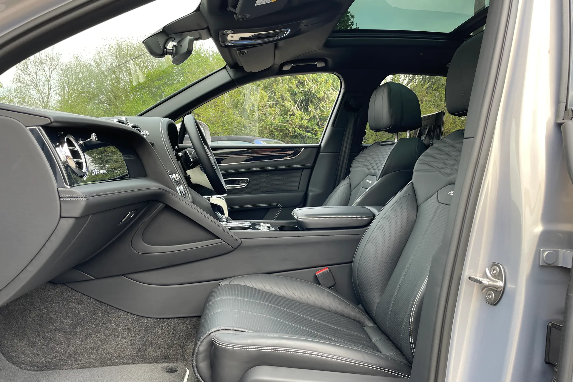 Bentley BENTAYGA thumbnail image number 31
